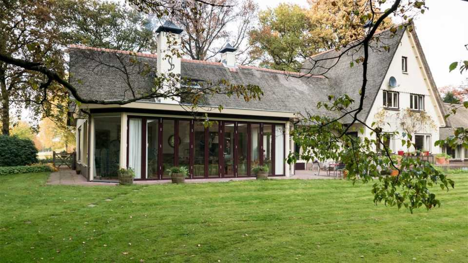 Oud PvdA coryfee Marcel van Dam zet zijn miljoenen landhuis te koop. Zie foto's 4