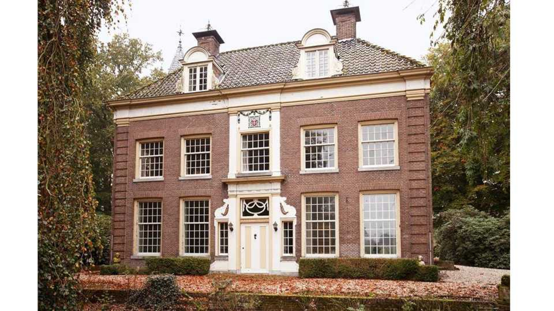 Oud PvdA topman Marcel van Dam verruilt riant landhuis voor eeuwenoud kasteel. Zie foto's