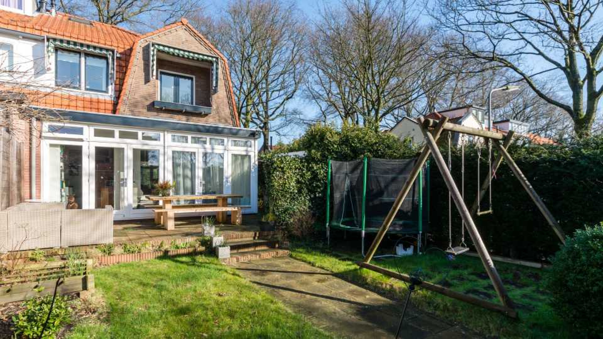 TV presentator Jeroen Latijnhouwers zet zijn Gooise huis te koop. Zie foto's