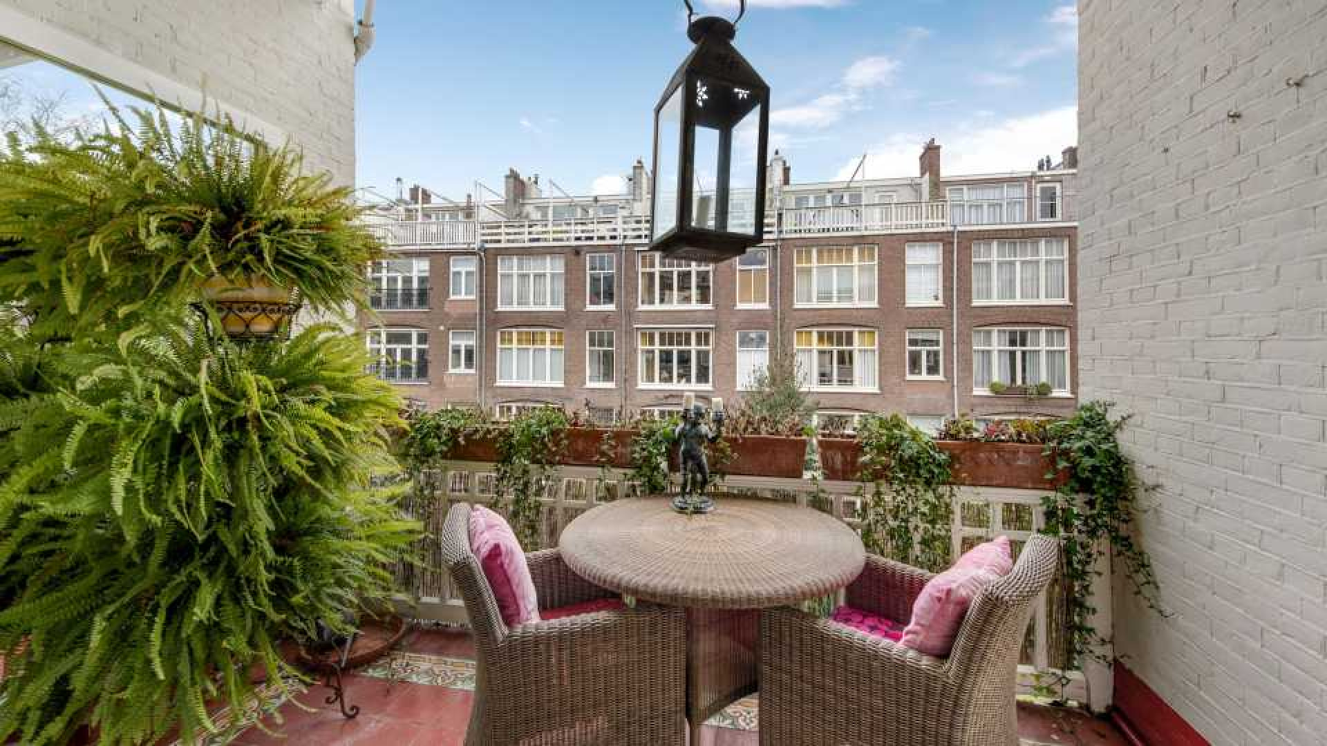 Mode koningin Sheila de Vries verkoopt haar driedubbele bovenhuis in Amsterdam Zuid met vette winst. Zie foto's 4