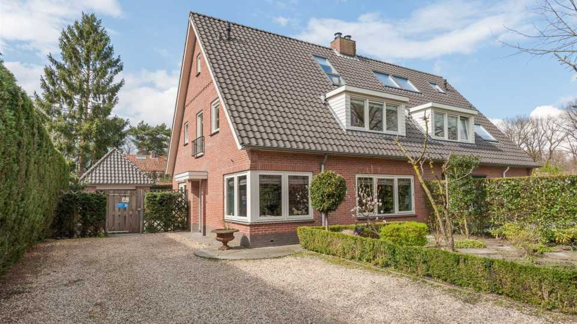 Anita Witzier zet haar Gooische woning te koop. Zie foto's 1