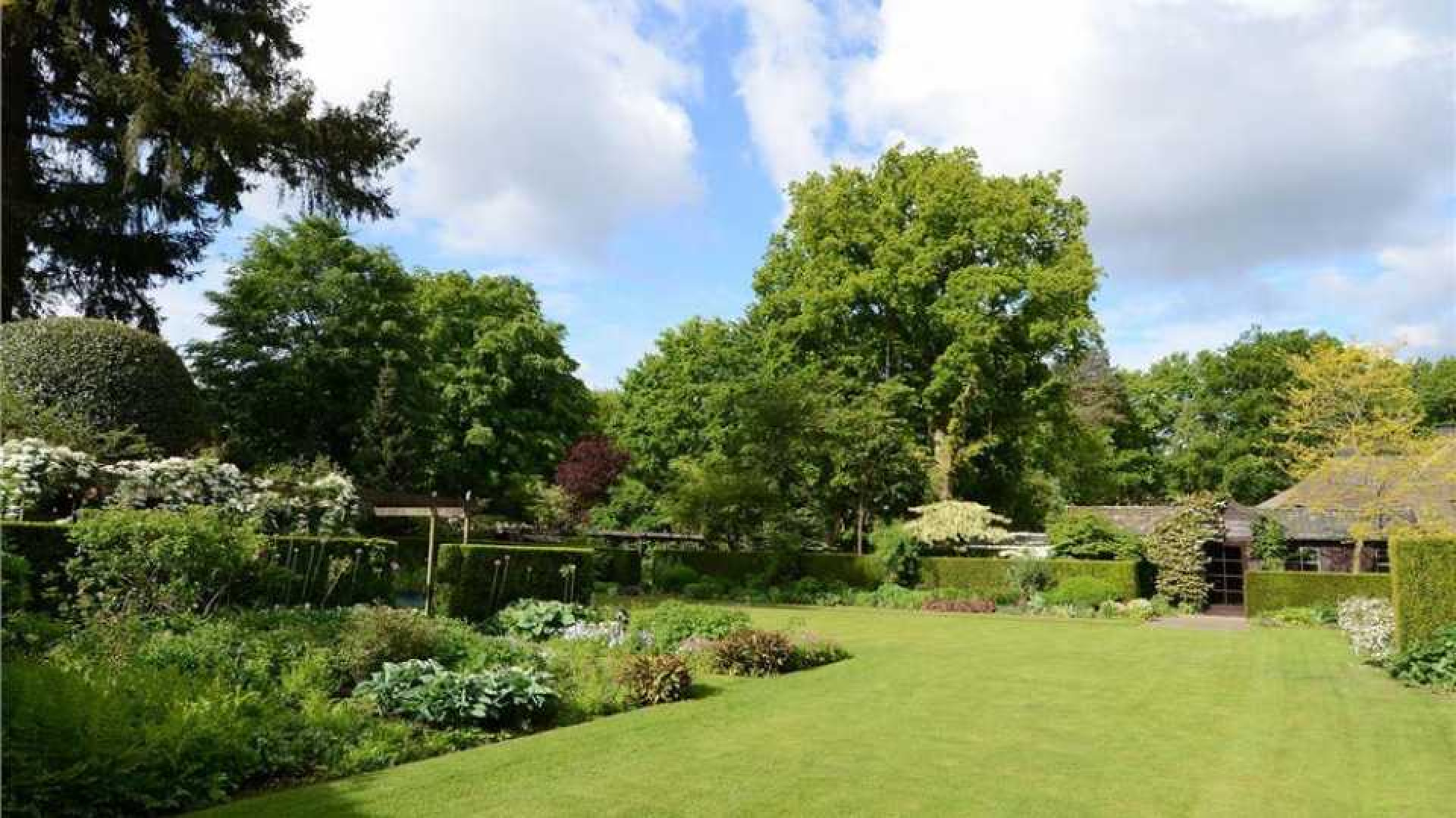 Winston Gerschtanowitz koopt om speciale reden villa in Blaricum. Zie foto's 6