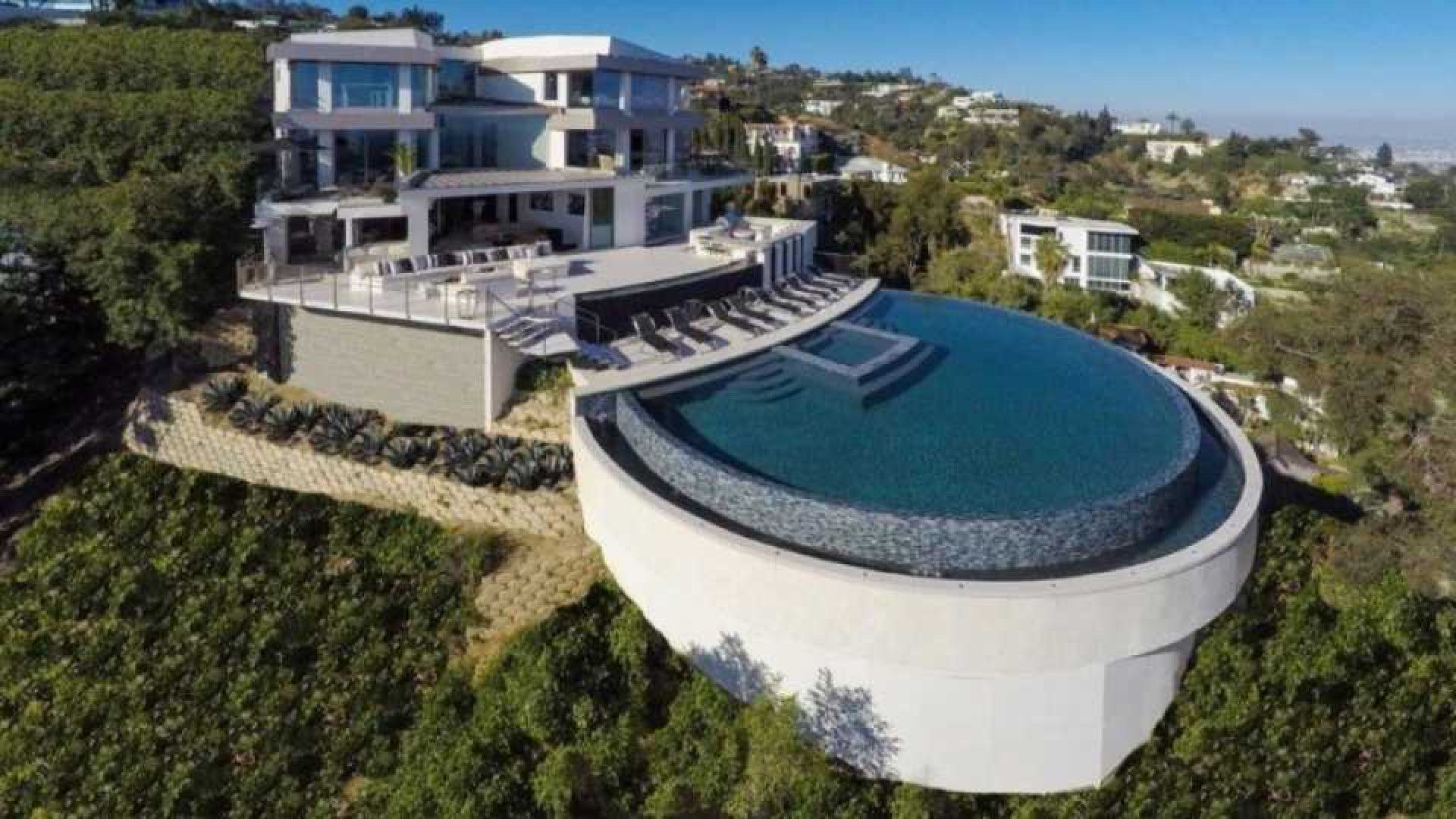 Reinout Oerlemans haalt zijn luxe villa in Los Angeles uit de verkoop. Zie foto's