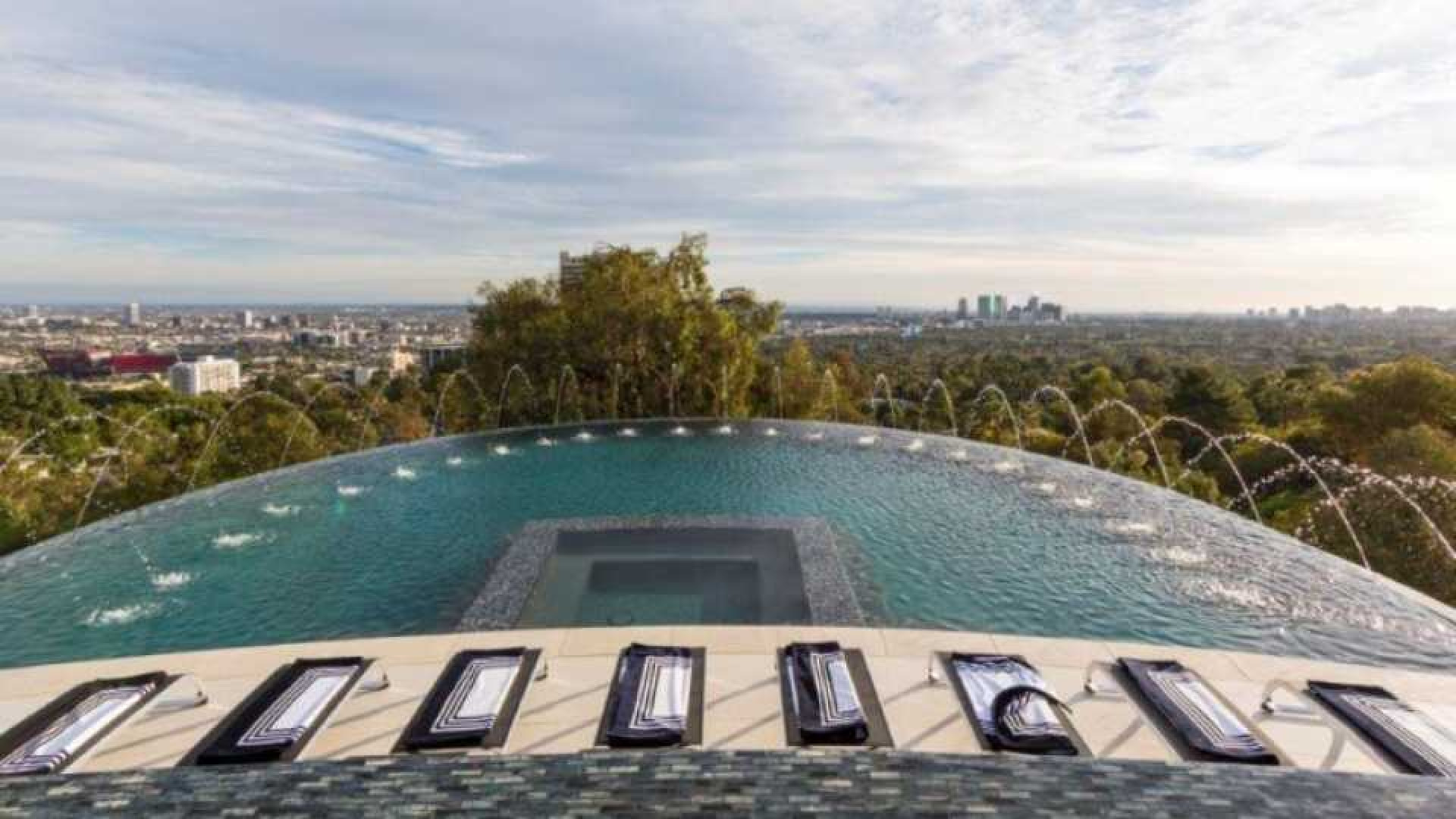 Reinout Oerlemans haalt zijn luxe villa in Los Angeles uit de verkoop. Zie foto's 3