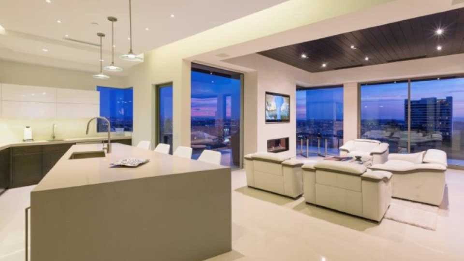 Reinout Oerlemans haalt zijn luxe villa in Los Angeles uit de verkoop. Zie foto's 7