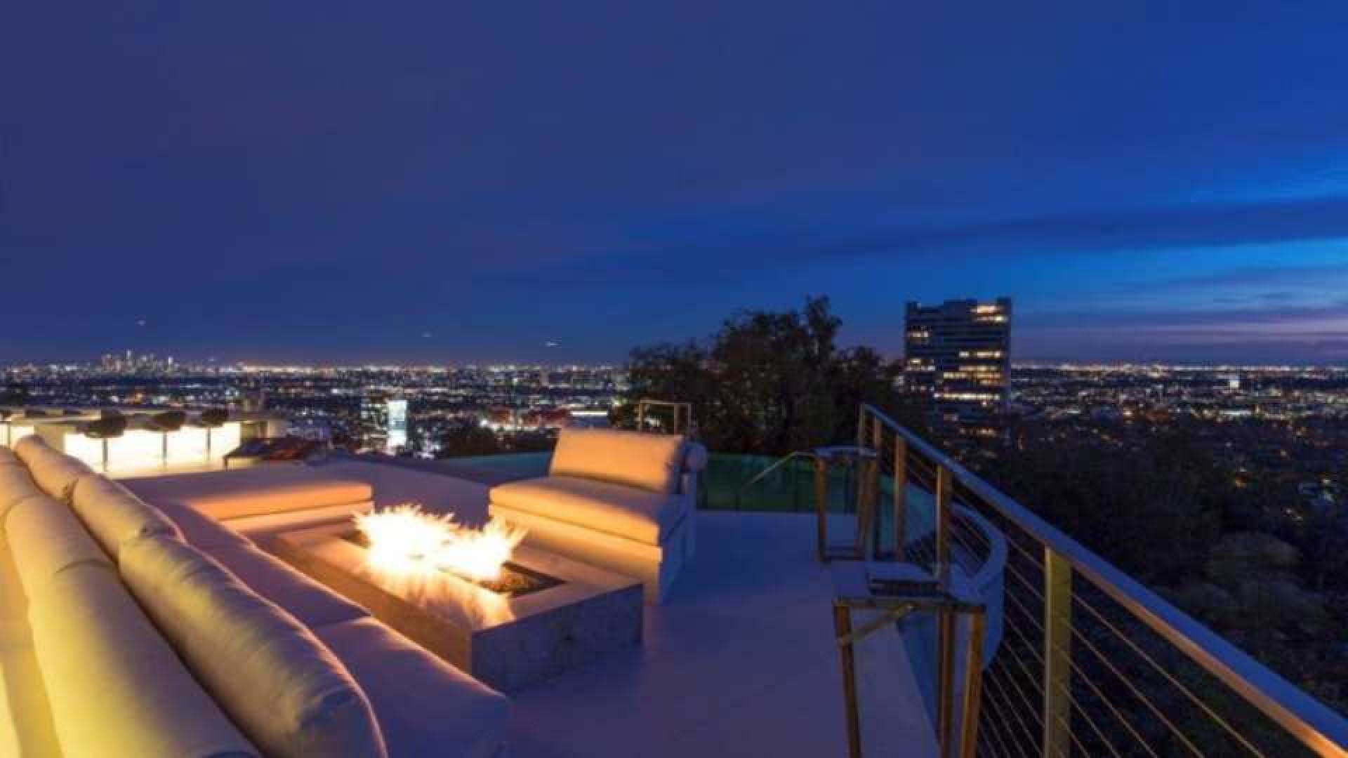 Reinout Oerlemans haalt zijn luxe villa in Los Angeles uit de verkoop. Zie foto's 8