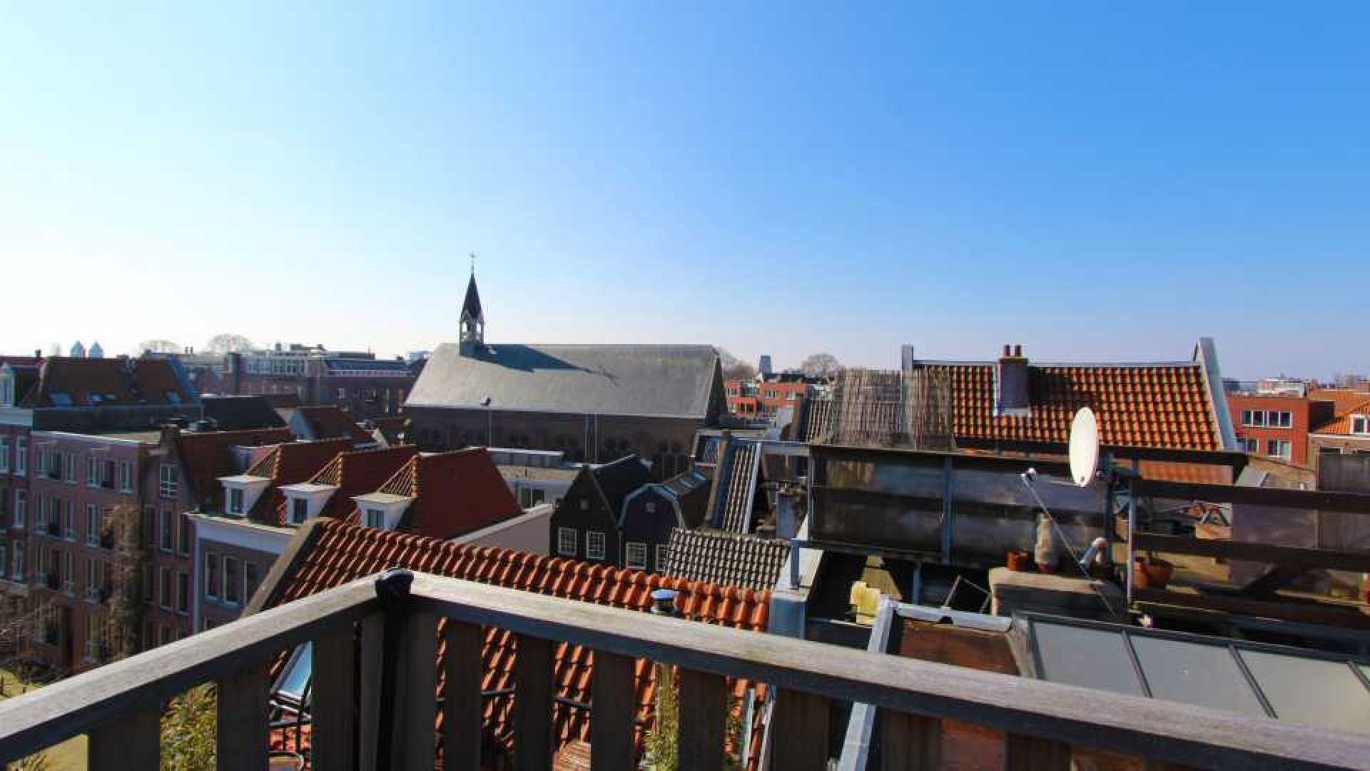 Cor Bakker heeft zijn huis met tonnen euros winst verkocht. Zie foto's 18