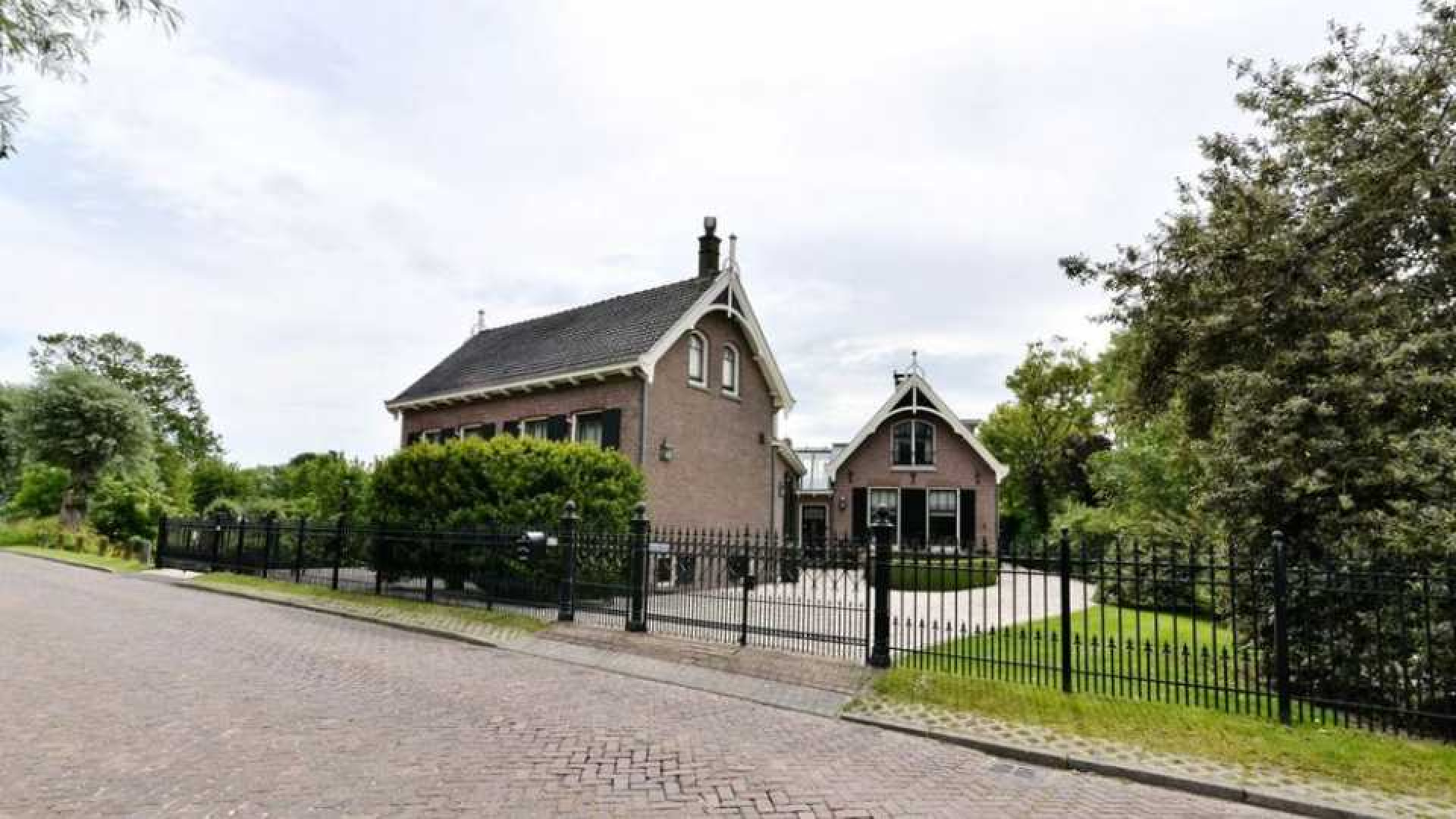 Peter van der Vorst verkoopt zijn huis met bonus. Zie foto's