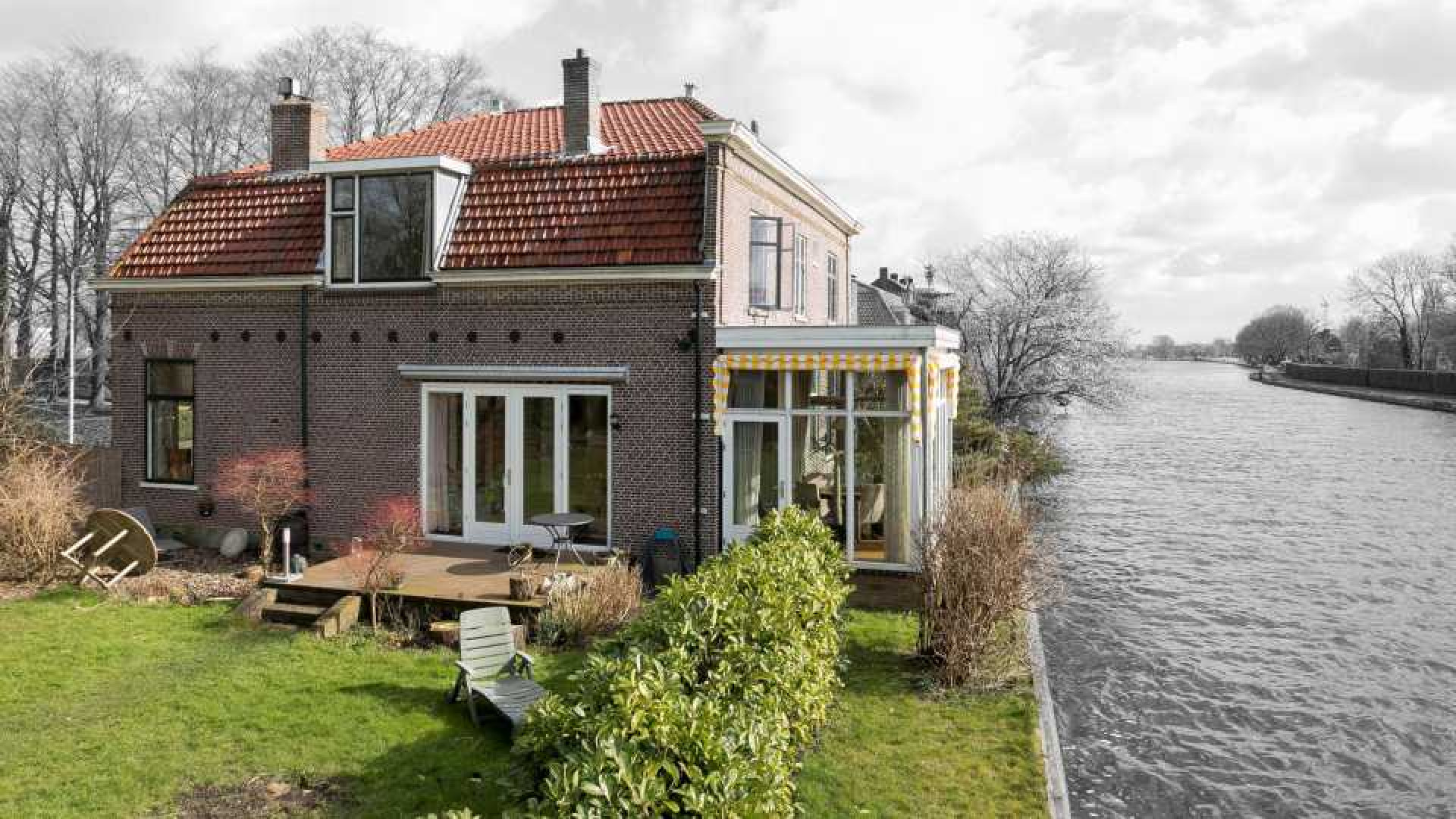 Ouderlijk huis DJ Armin van Buuren te koop. Zie foto's 1