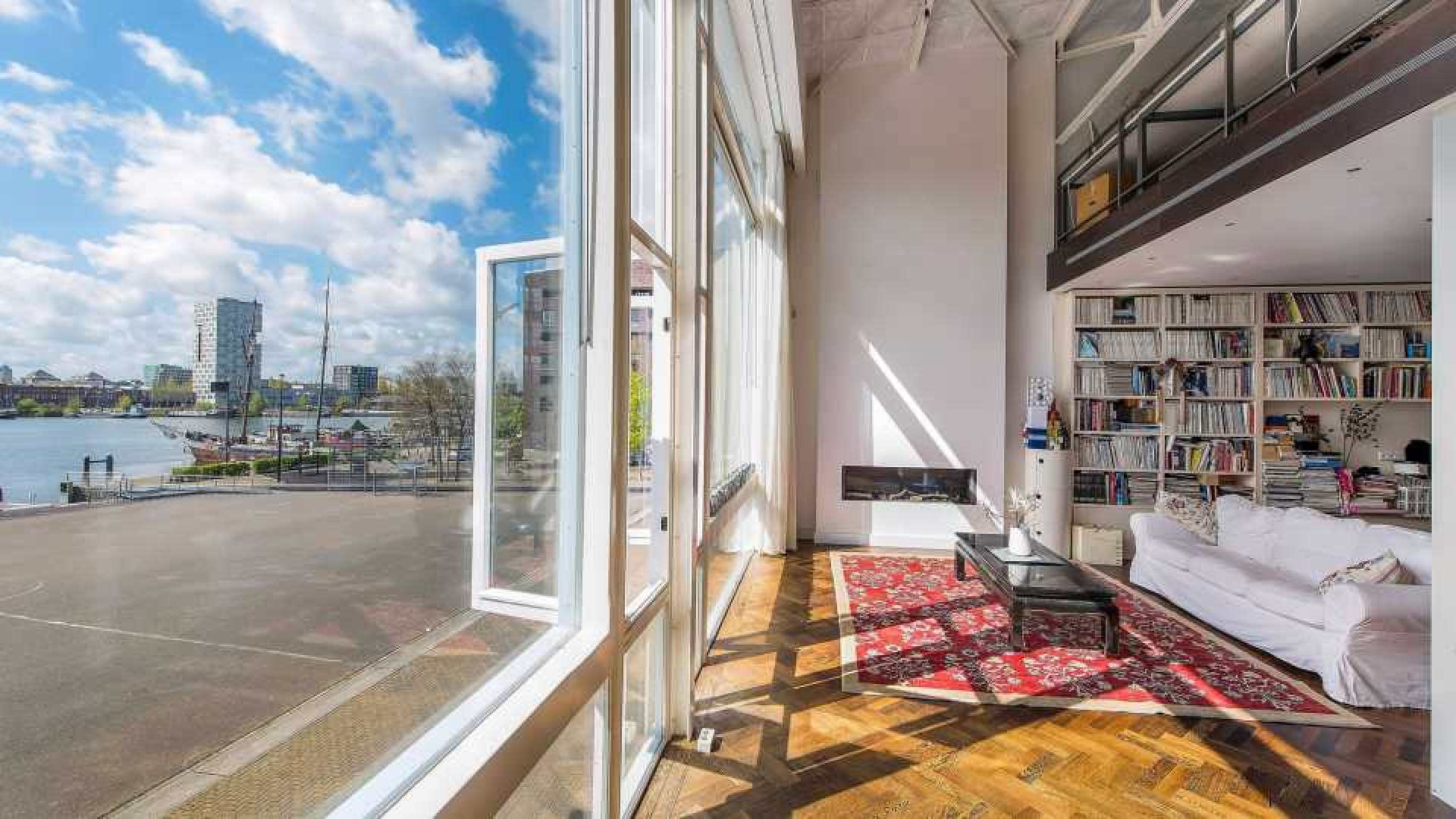 Deze bekende nederlander heeft al zeven jaar zijn Amsterdamse penthouse te koop staan. Zie foto's penthouse 7