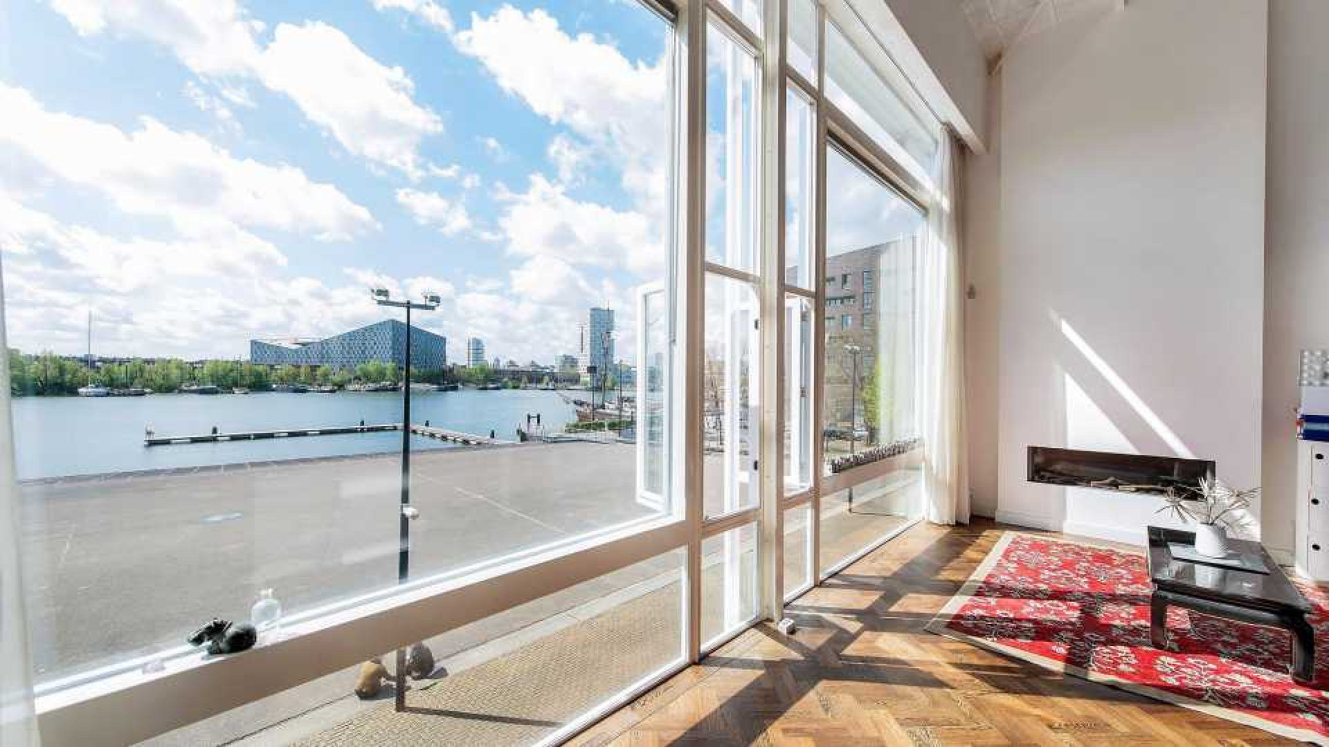 Deze bekende nederlander heeft al zeven jaar zijn Amsterdamse penthouse te koop staan. Zie foto's penthouse