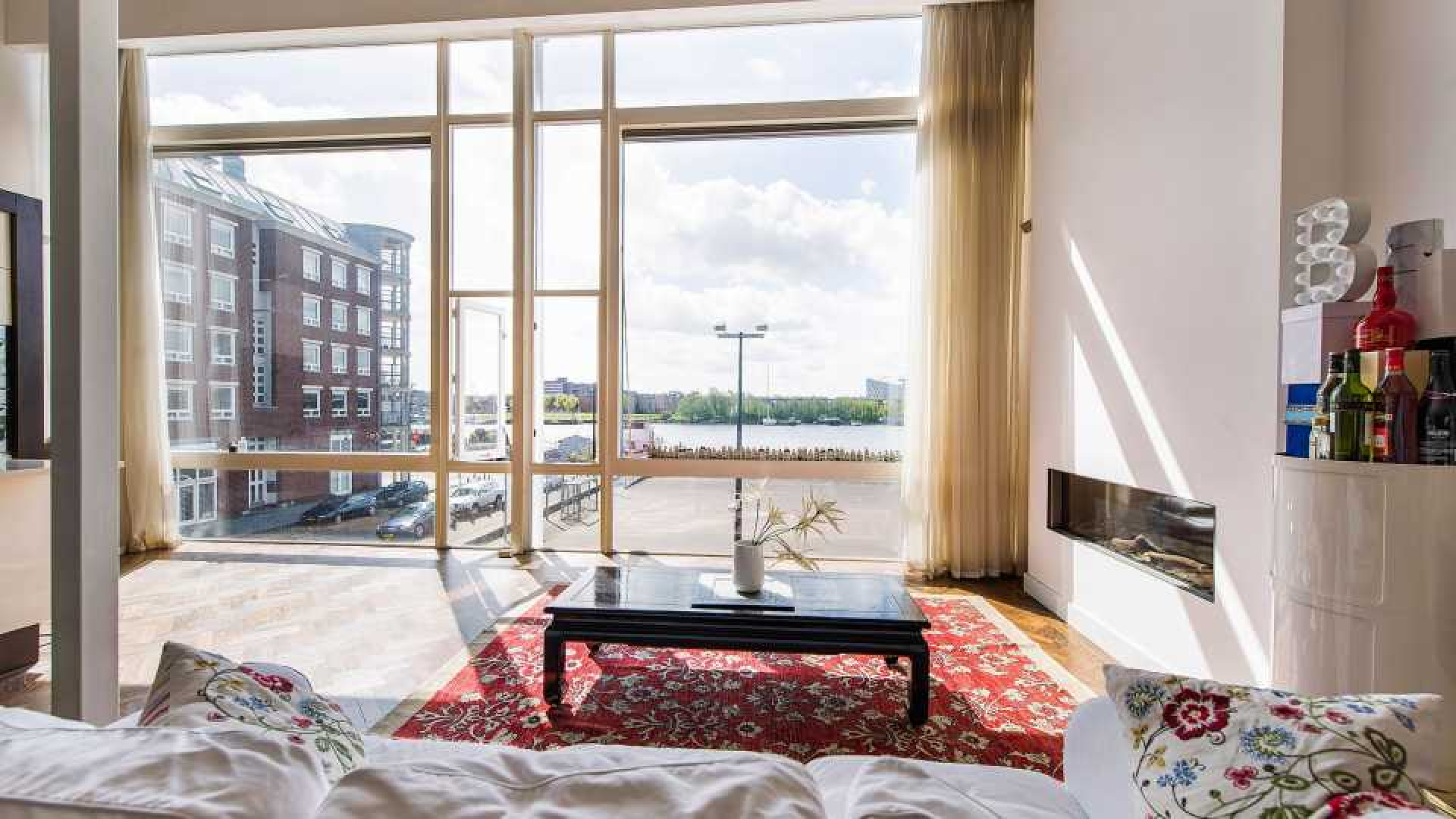 Deze bekende nederlander heeft al zeven jaar zijn Amsterdamse penthouse te koop staan. Zie foto's penthouse 11