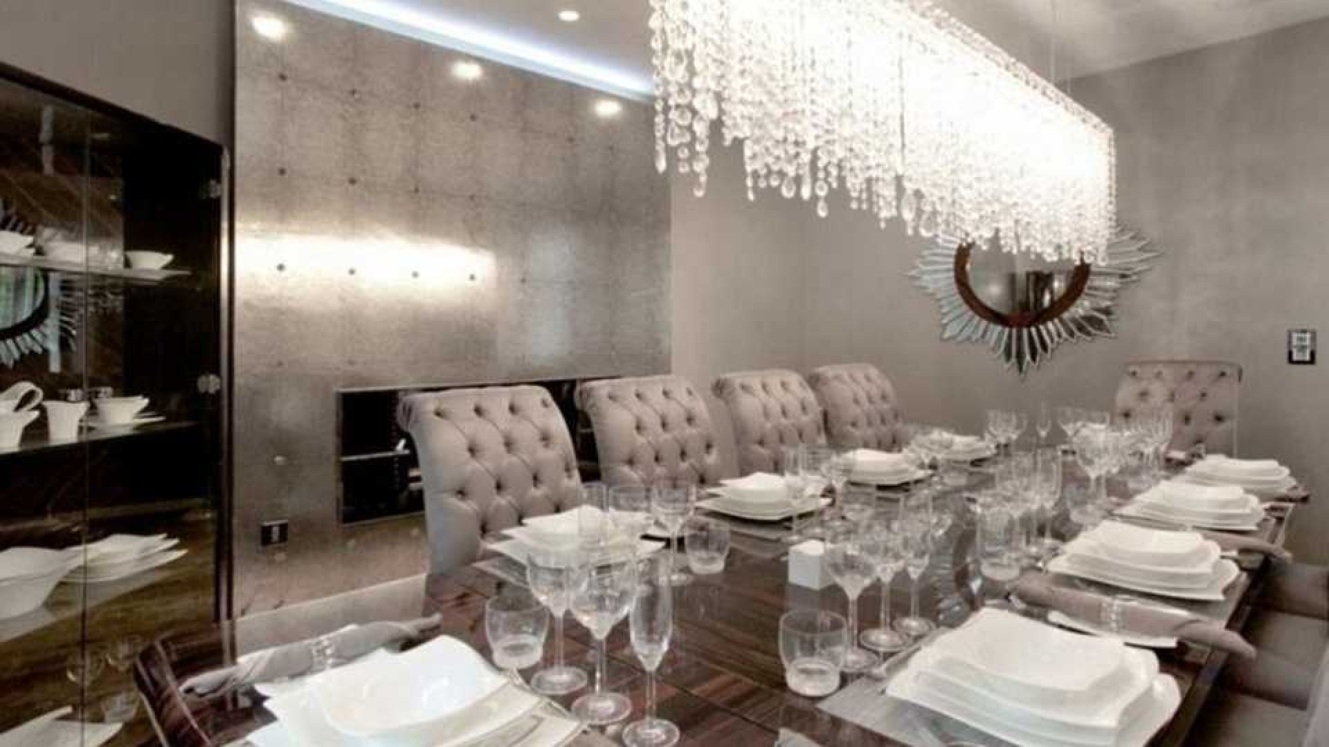 Memphis Depay huurt waanzinnig luxe villa in Manchester met eigen indoor voetbalveldje. Zie foto's 11