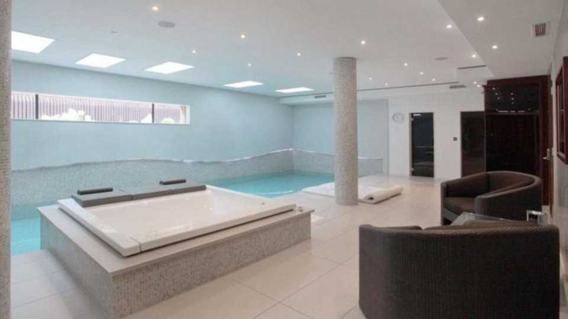 Memphis Depay huurt waanzinnig luxe villa in Manchester met eigen indoor voetbalveldje. Zie foto's 3