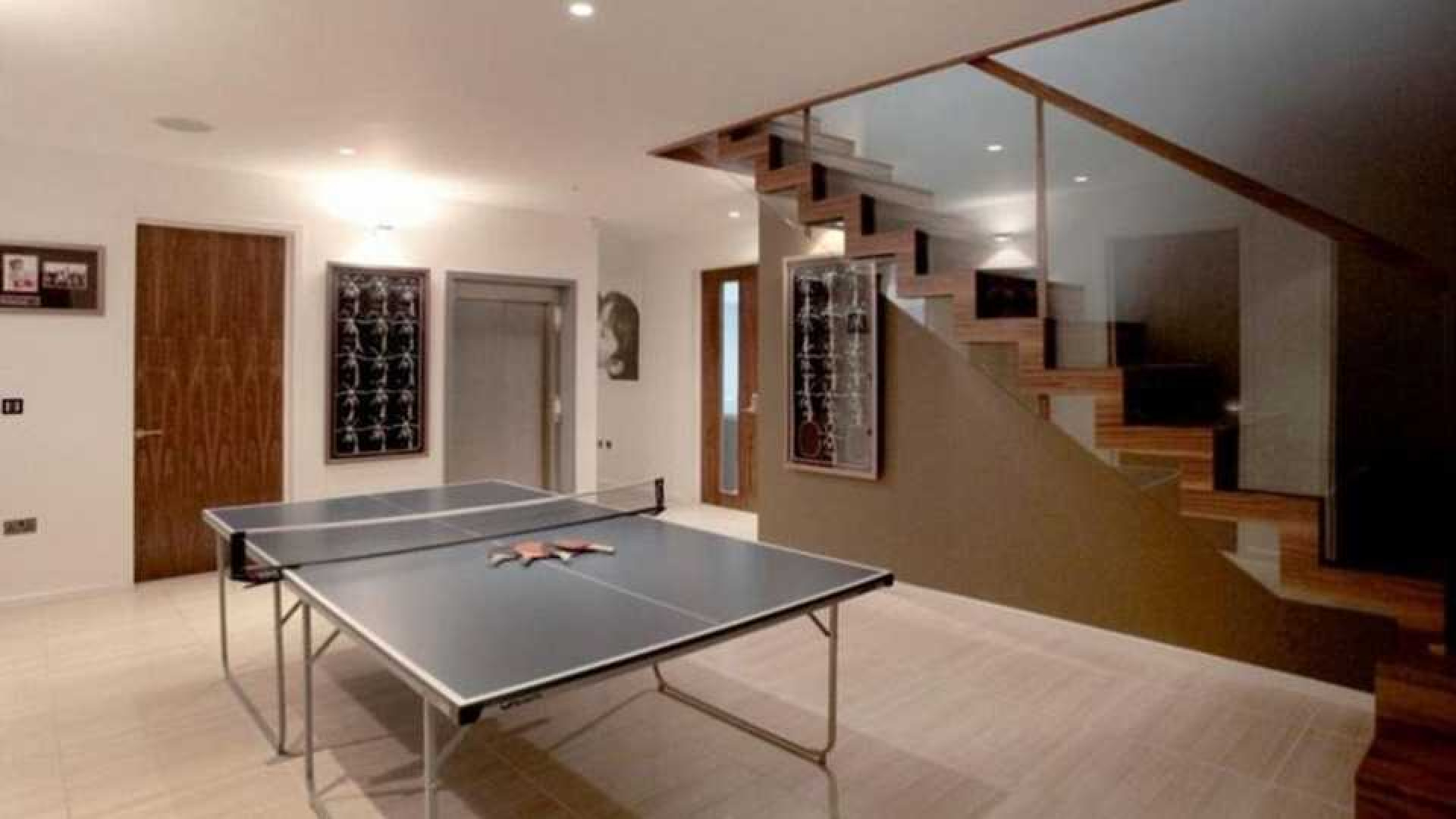 Memphis Depay huurt waanzinnig luxe villa in Manchester met eigen indoor voetbalveldje. Zie foto's 4