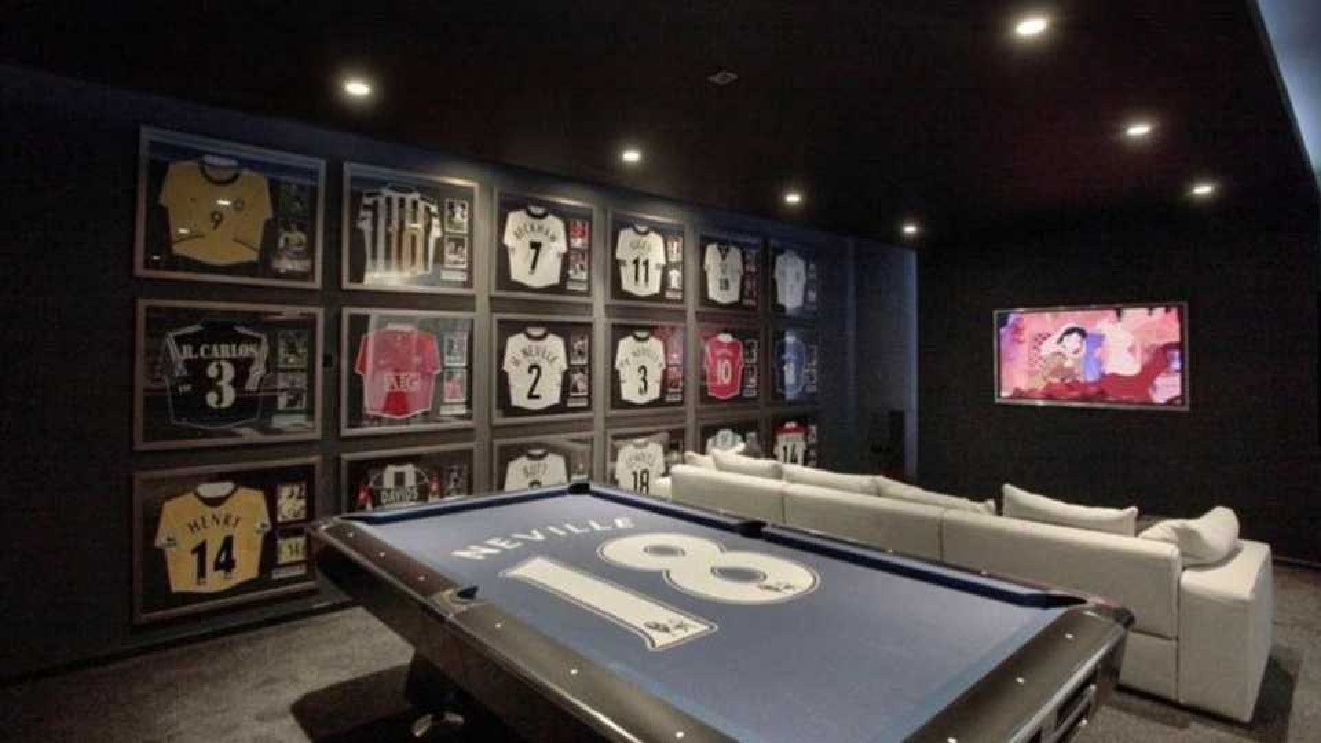 Memphis Depay huurt waanzinnig luxe villa in Manchester met eigen indoor voetbalveldje. Zie foto's 6