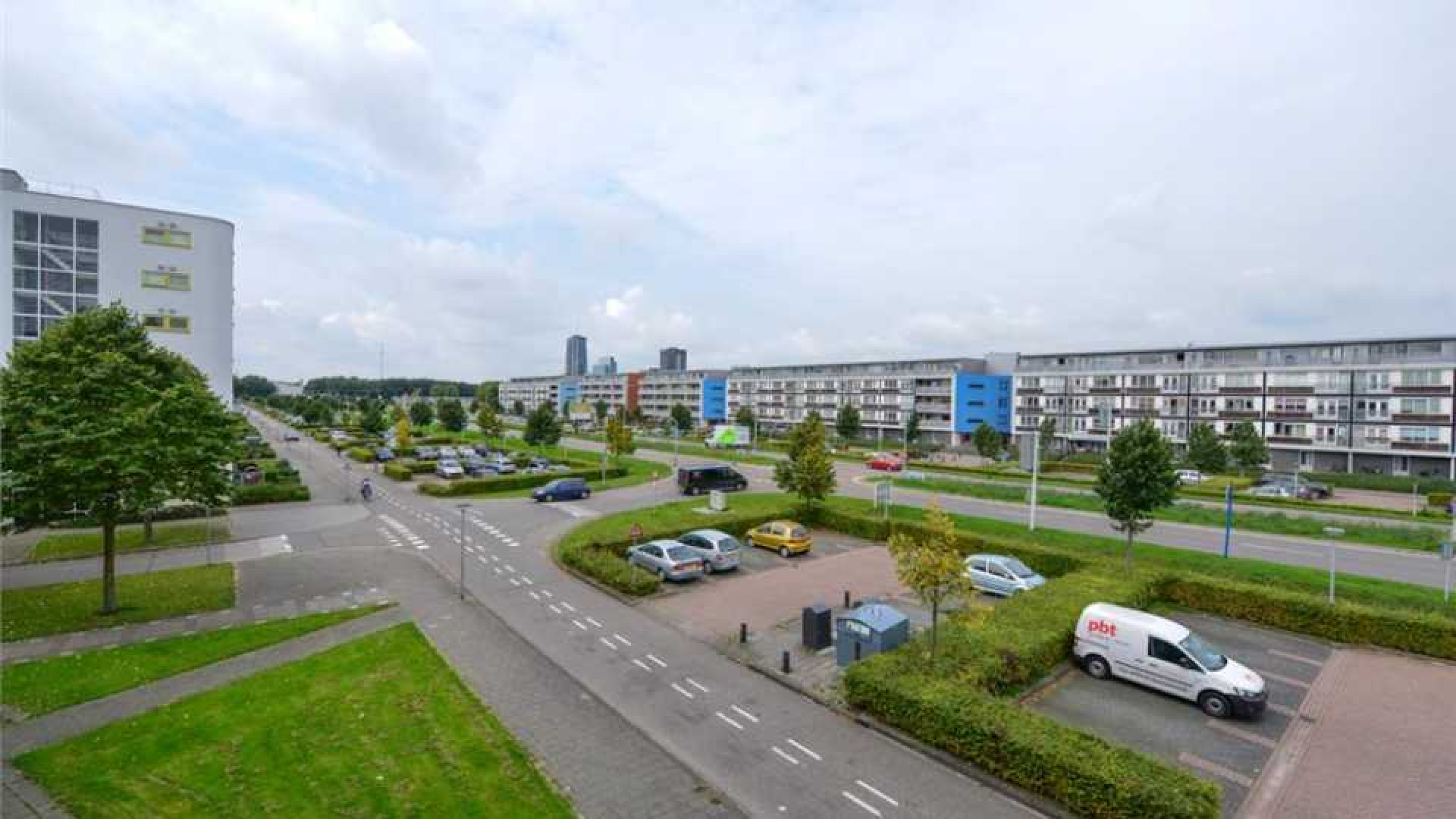 Multi-miljonair Edgar Davids koopt starterswoning in Almere. Zie foto's 11