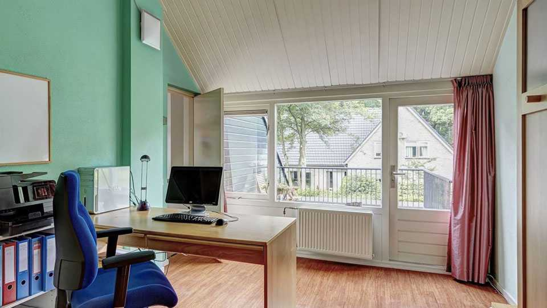 Voormalig NOS Journaal presentator Gijs Wanders zet zijn familiehuis te koop. Zie foto's 14