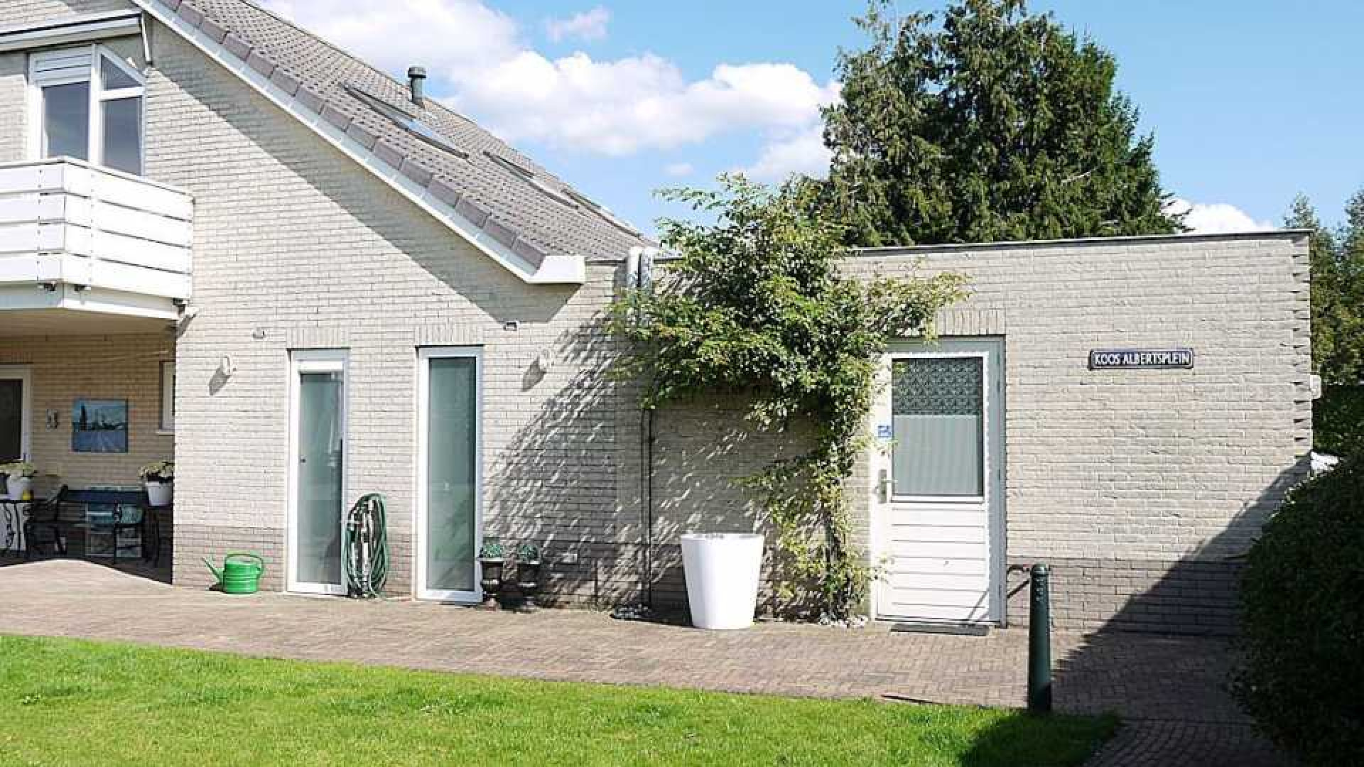 Koos Alberts scoort ton winst met verkoop bungalow. Zie foto's 20