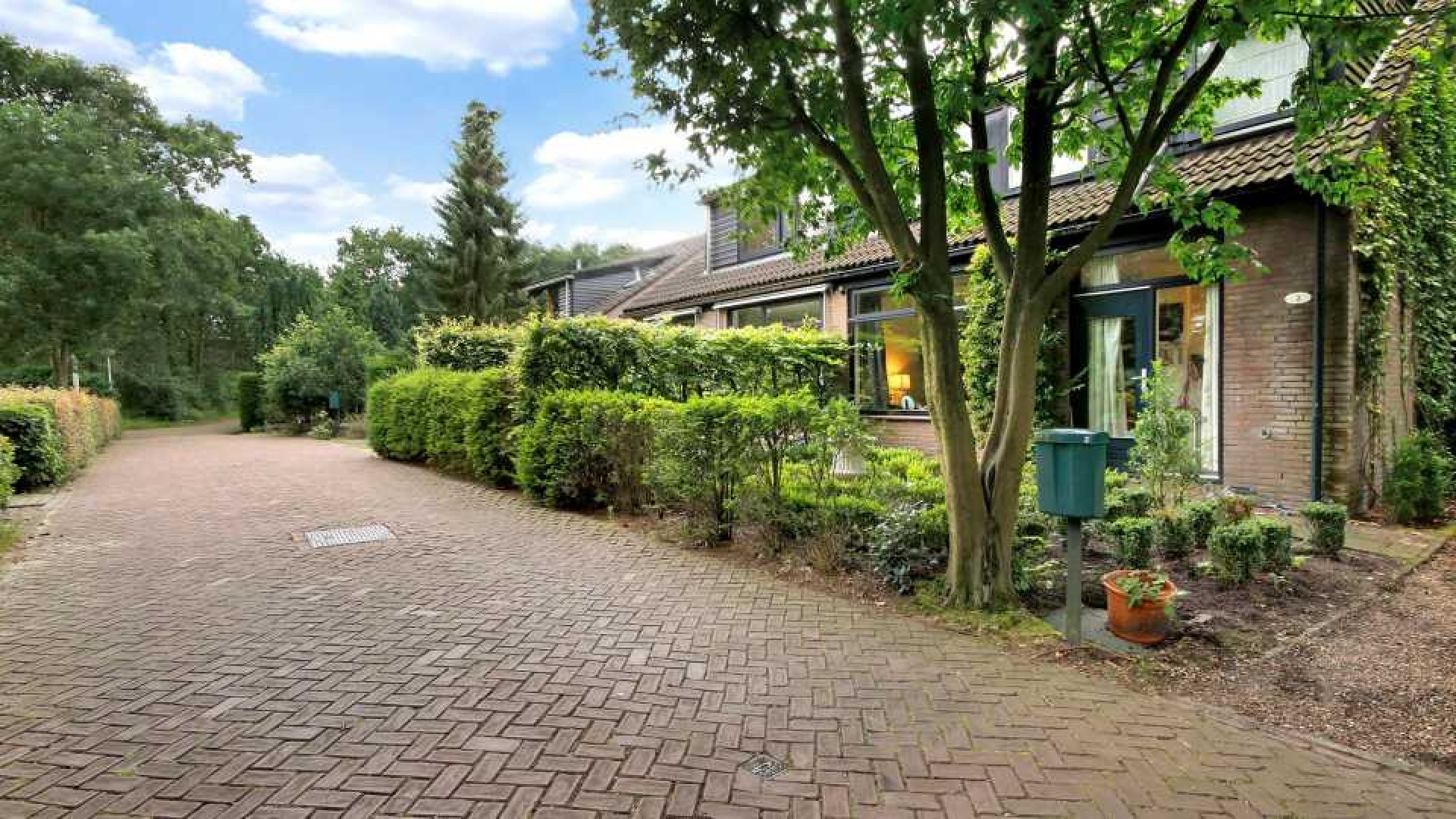 Heel Holland Bakt jurylid Janny van der Heijden zet haar huis te koop. Zie foto's 1