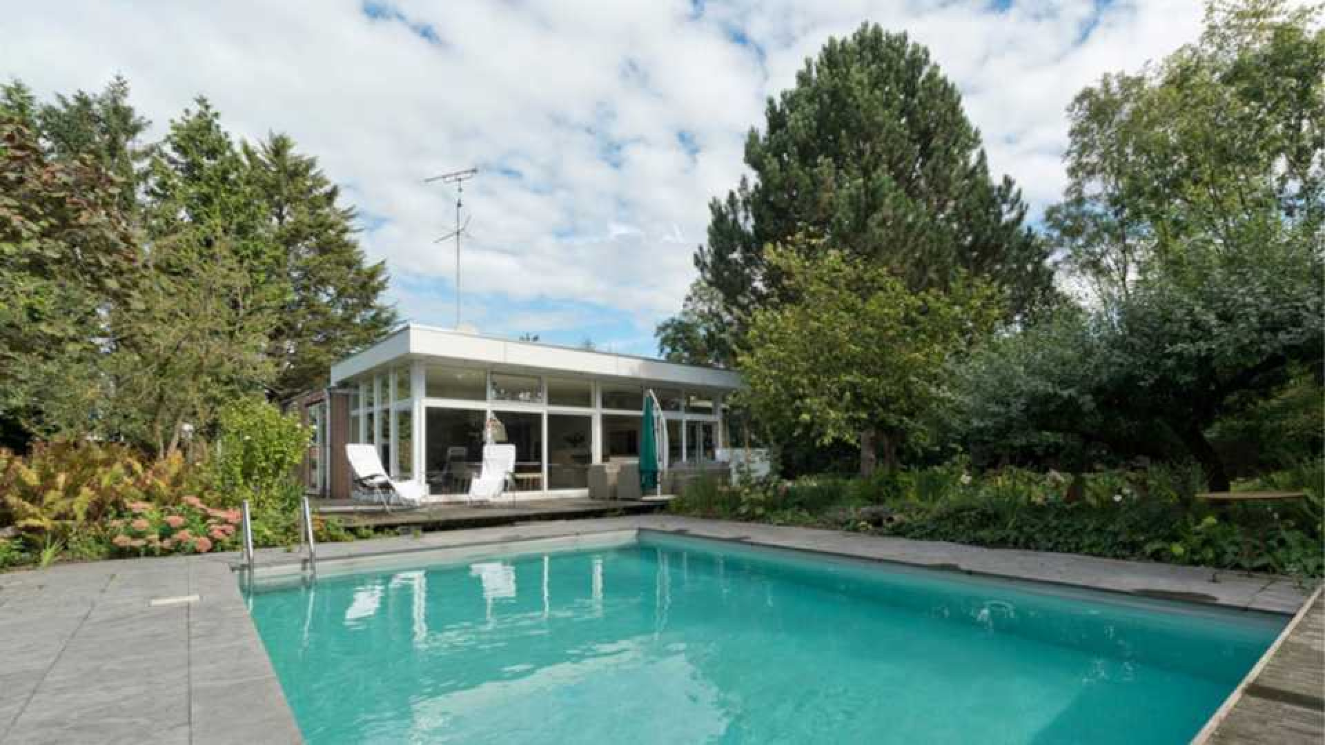 Martin Gaus zet zijn zeer luxe bungalow met binnen- en buitenzwembad te koop. Zie foto's
