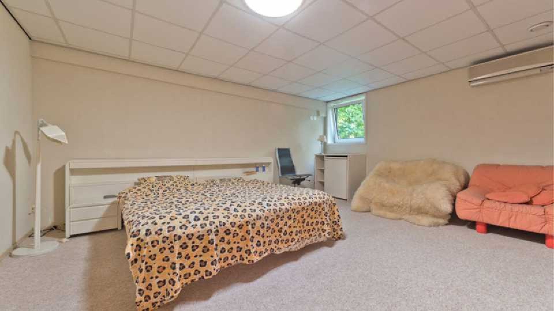 Martin Gaus zet zijn zeer luxe bungalow met binnen- en buitenzwembad te koop. Zie foto's 15