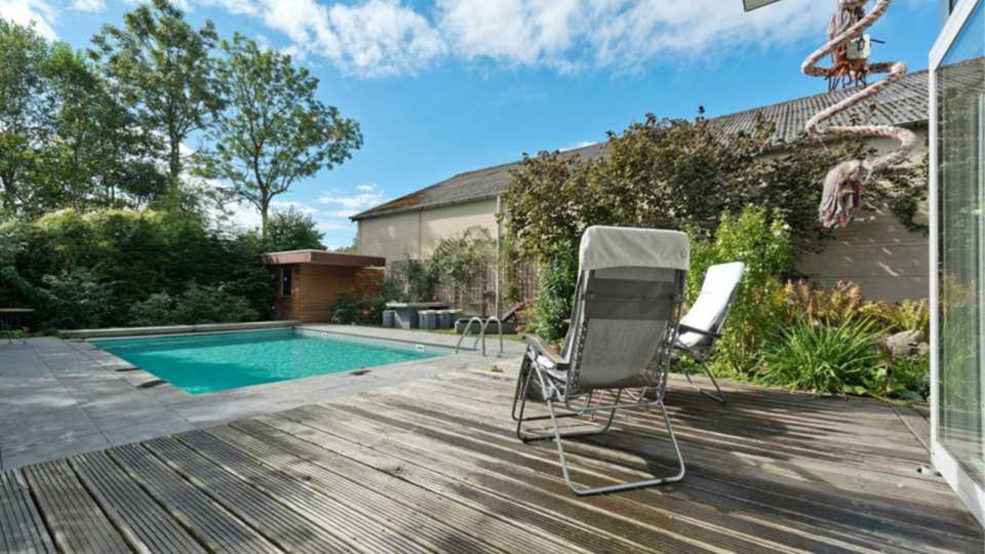 Martin Gaus zet zijn zeer luxe bungalow met binnen- en buitenzwembad te koop. Zie foto's