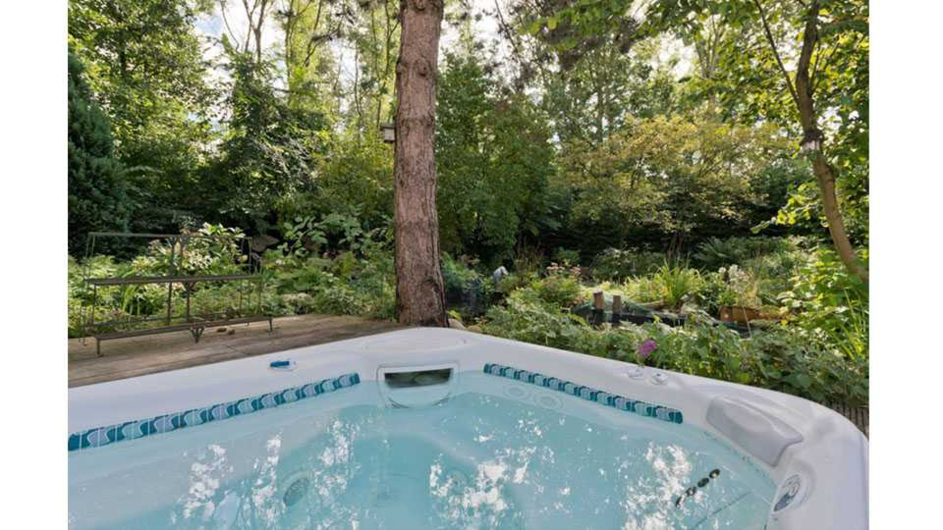 Martin Gaus zet zijn zeer luxe bungalow met binnen- en buitenzwembad te koop. Zie foto's 6