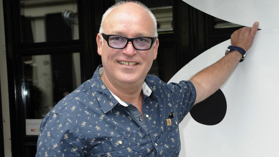 Rene van der Gijp sabelt Shownieuws presentatrice Dyantha Brooks neer!