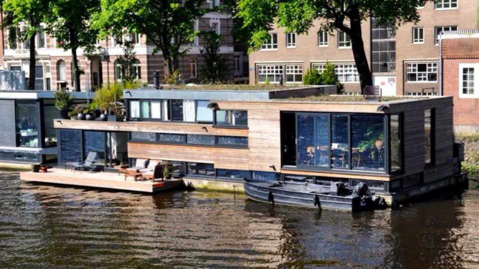 Zo luxe is de watervilla van schrijver Kluun. 1