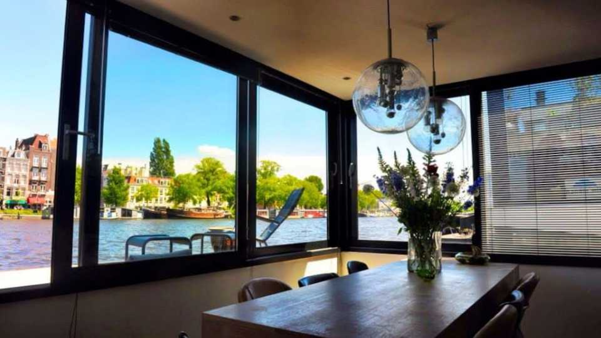 Zo luxe is de watervilla van schrijver Kluun. 3