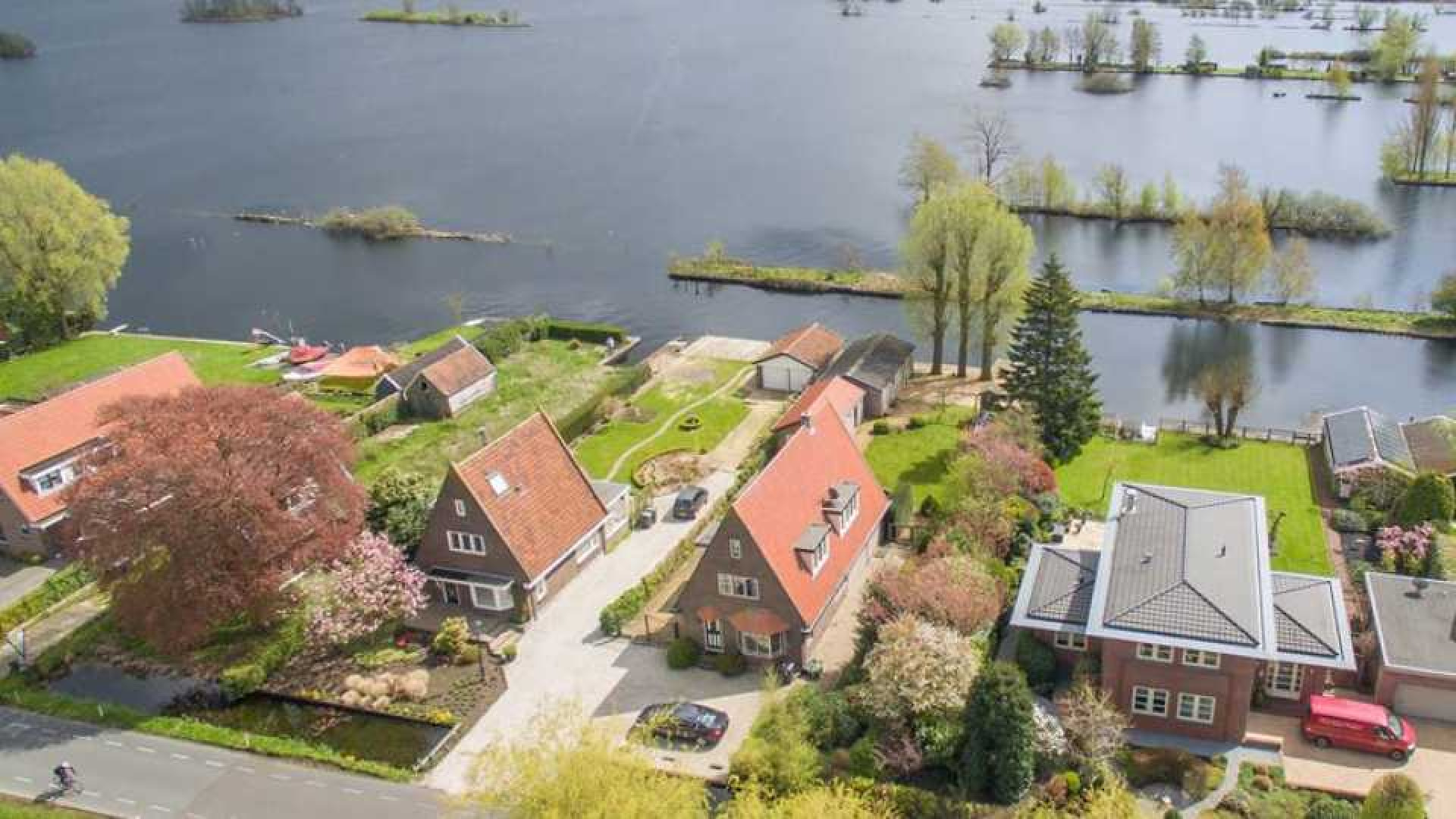 Thomas Berge huurt villa met botenhuis en eiland. Zie foto's 1