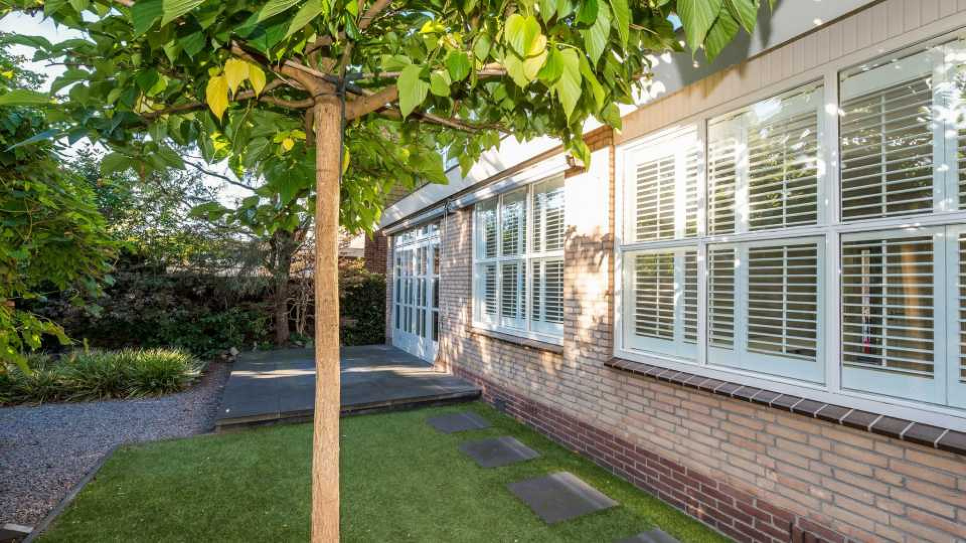 Jandino zet zijn bungalow in Ridderkerk te koop. Zie foto's 17