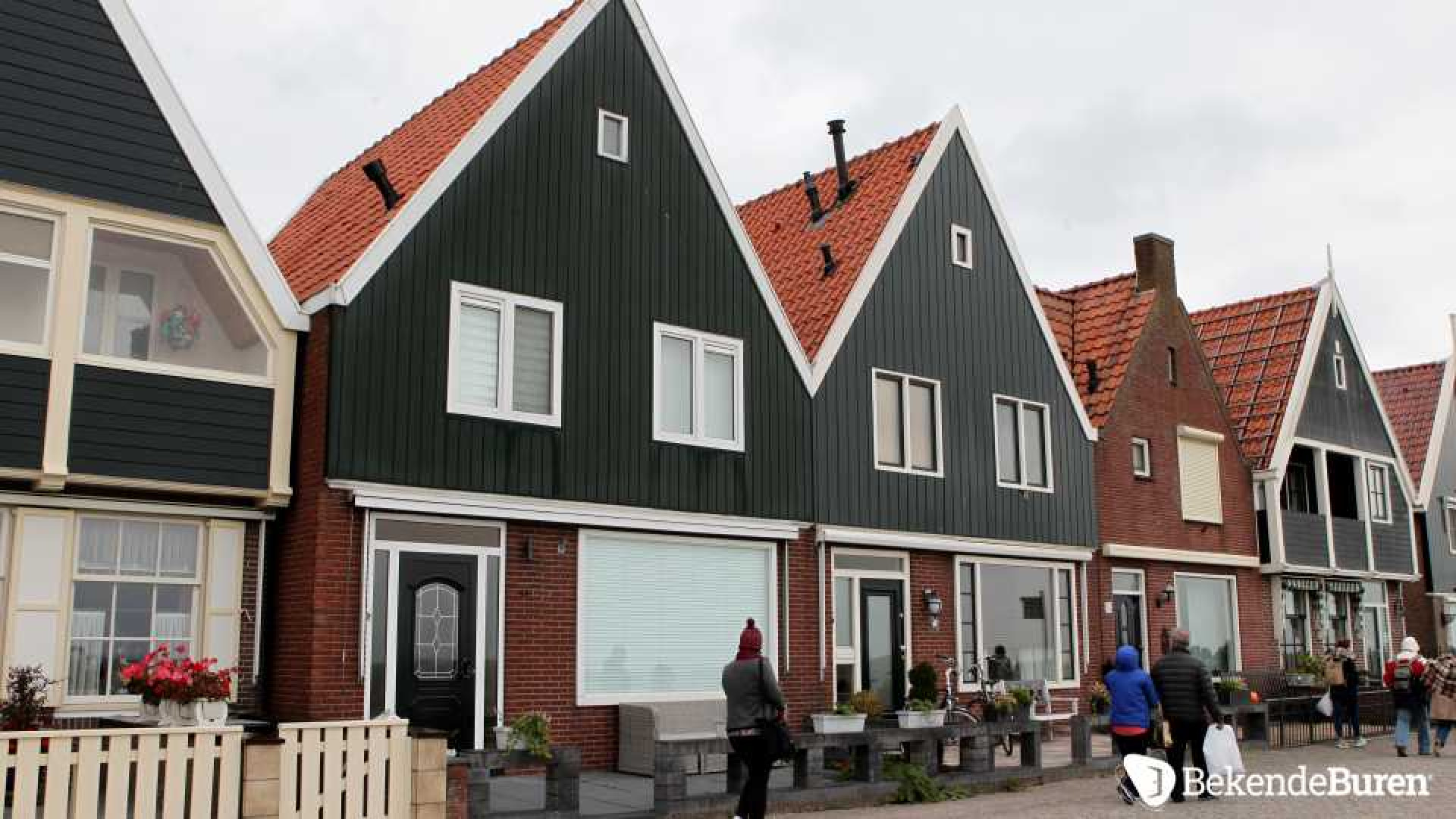 Jan Smit zet zijn Volendamse dijkhuis te koop. Zie foto's 2