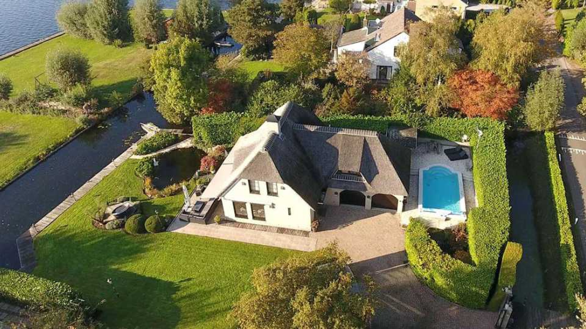 Voormalige villa Andre Hazes in Vinkenveen te koop. Zie foto's 1