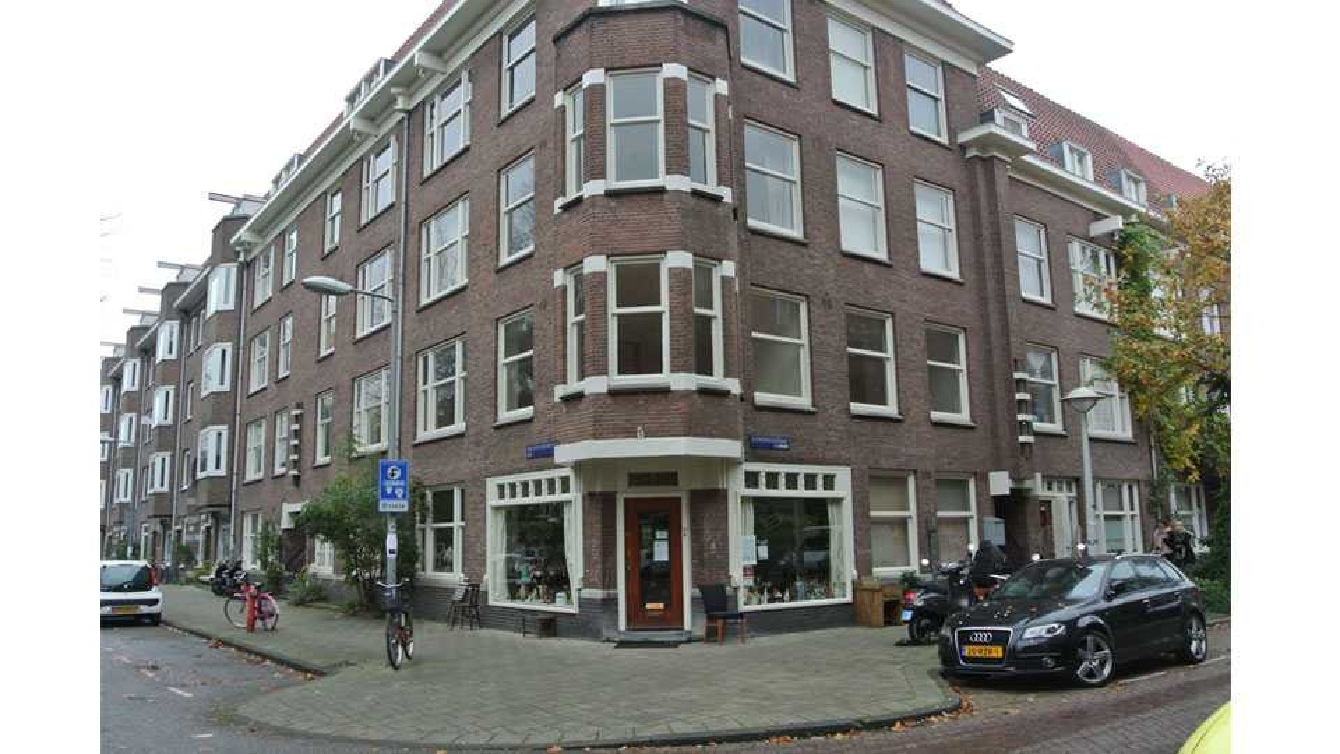 Reinout Oerlemans zet zijn appartement in Amsterdam Zuid te huur. Zie foto's 1