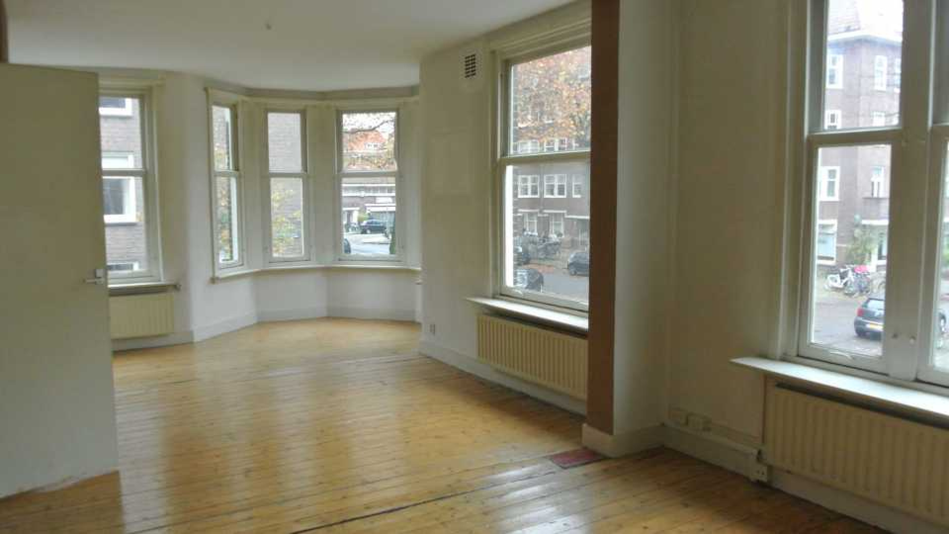 Reinout Oerlemans zet zijn appartement in Amsterdam Zuid te huur. Zie foto's