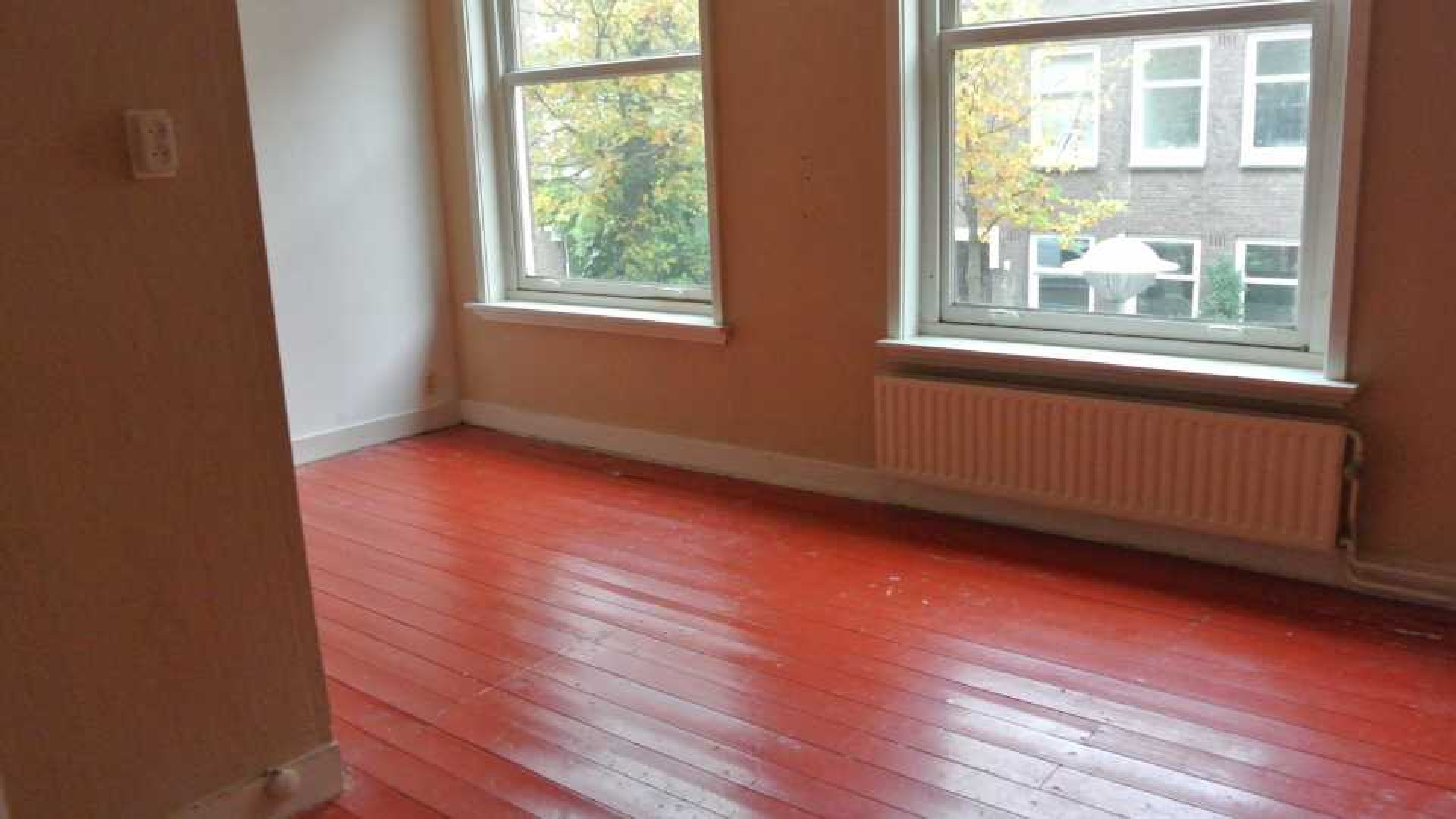 Reinout Oerlemans zet zijn appartement in Amsterdam Zuid te huur. Zie foto's