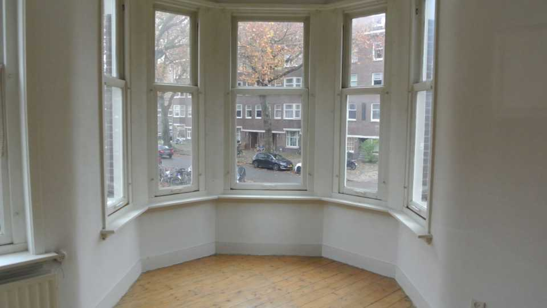 Reinout Oerlemans zet zijn appartement in Amsterdam Zuid te huur. Zie foto's 8