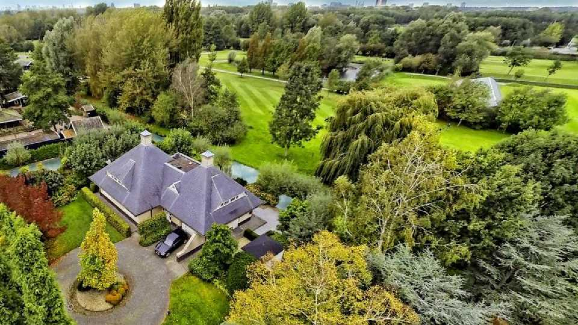 Oud premier Jan Peter Balkenende verkoopt zijn huis aan de buren. Zie foto's 1