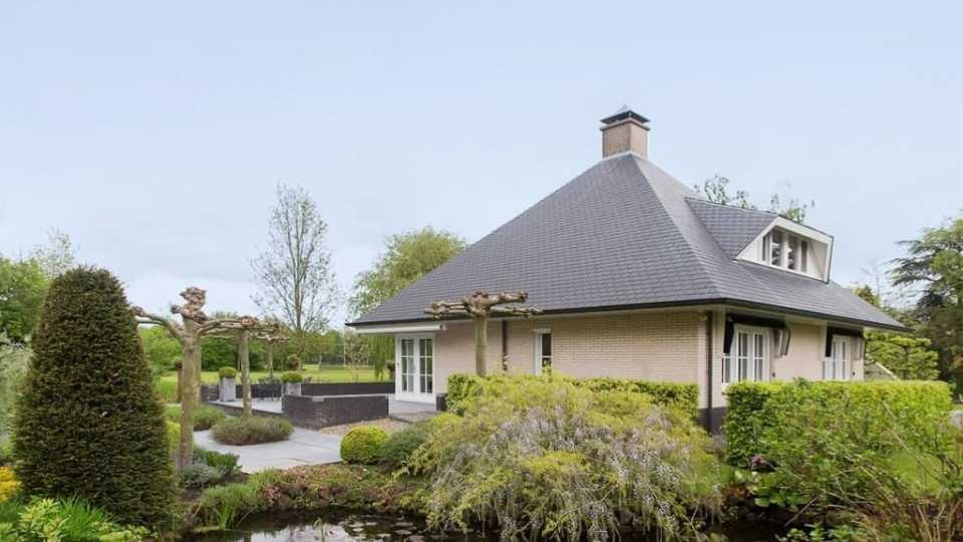 Oud premier Jan Peter Balkenende verkoopt zijn huis aan de buren. Zie foto's 18