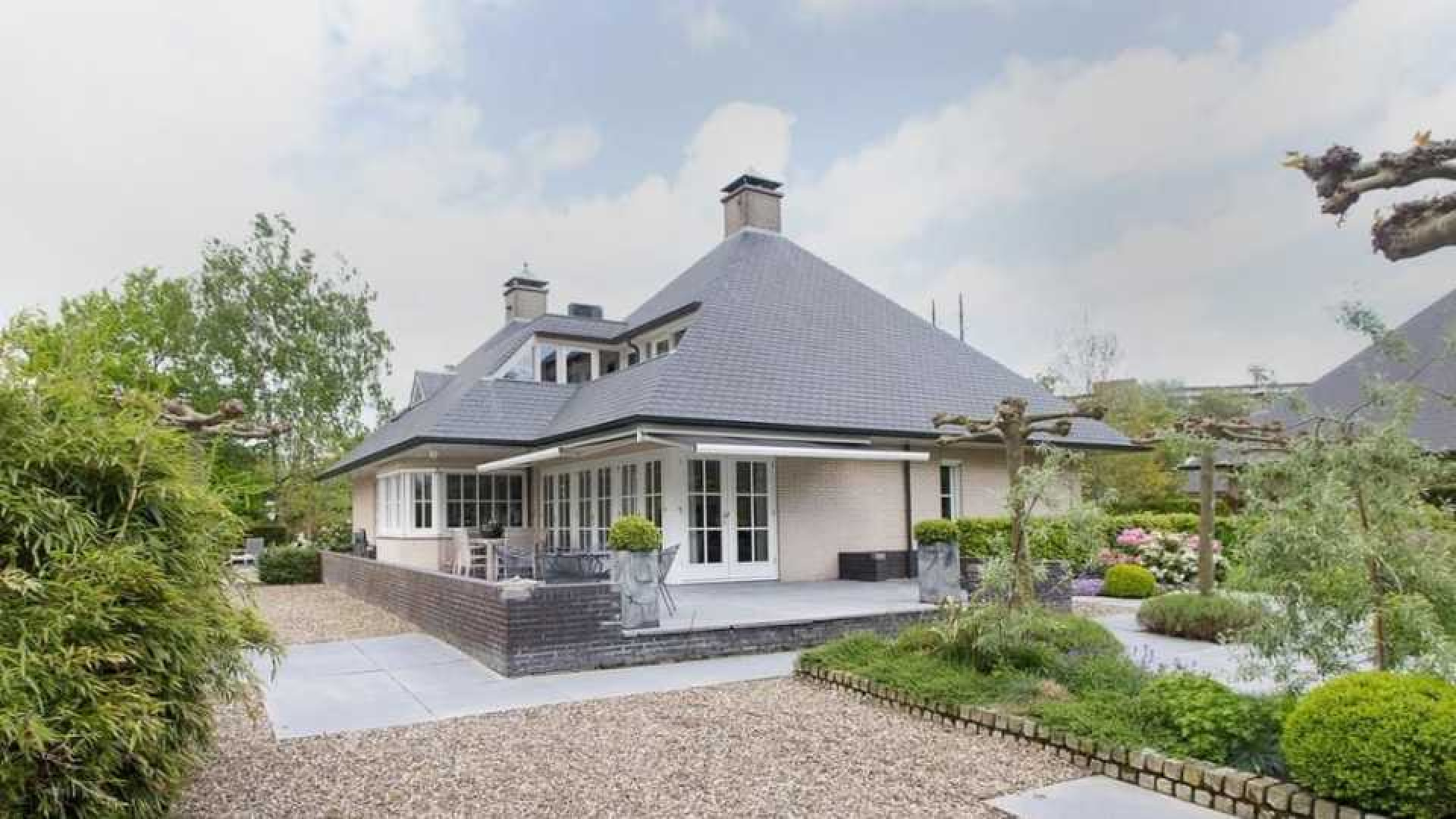 Oud premier Jan Peter Balkenende verkoopt zijn huis aan de buren. Zie foto's 19