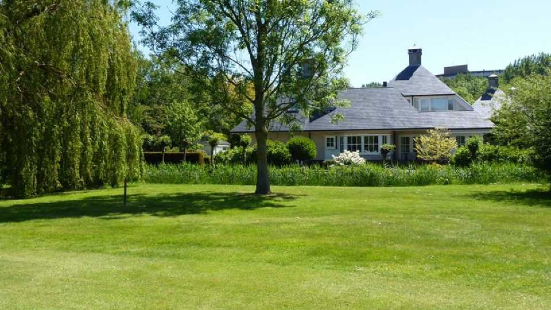 Oud premier Jan Peter Balkenende verkoopt zijn huis aan de buren. Zie foto's 2