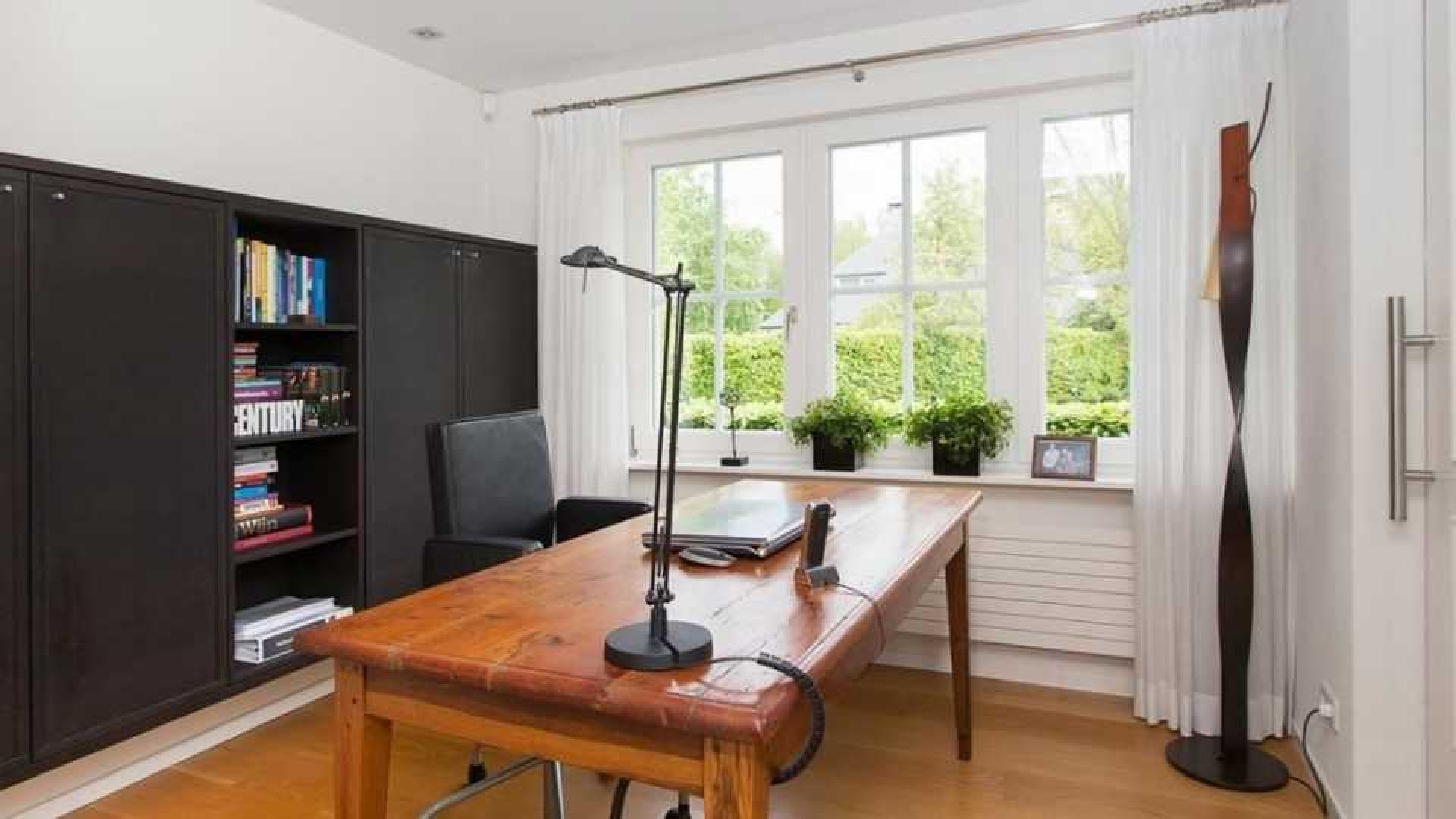 Oud premier Jan Peter Balkenende verkoopt zijn huis aan de buren. Zie foto's