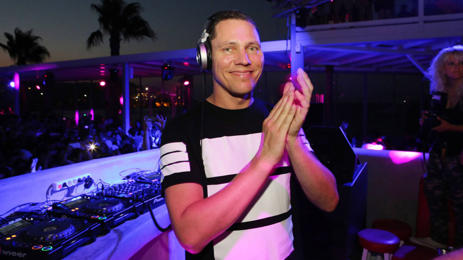 DJ Tiesto doet dik zaken met de man die door Yolanthe en Wesley aan de kant werd gezet.. Zie foto's 1