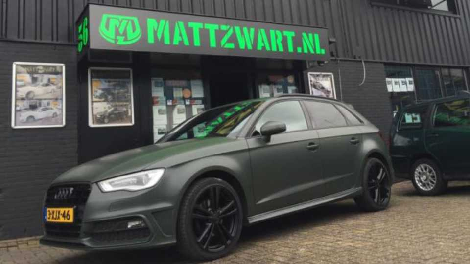 Fajah Lourens raakt haar Audi A3 aan de straatstenen niet kwijt. Zie foto's 1