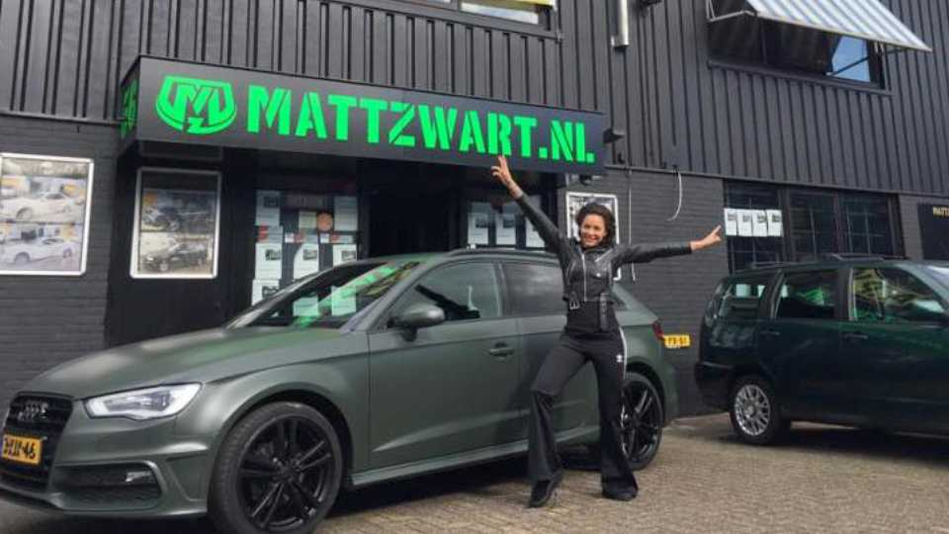 Fajah Lourens raakt haar Audi A3 aan de straatstenen niet kwijt. Zie foto's 6