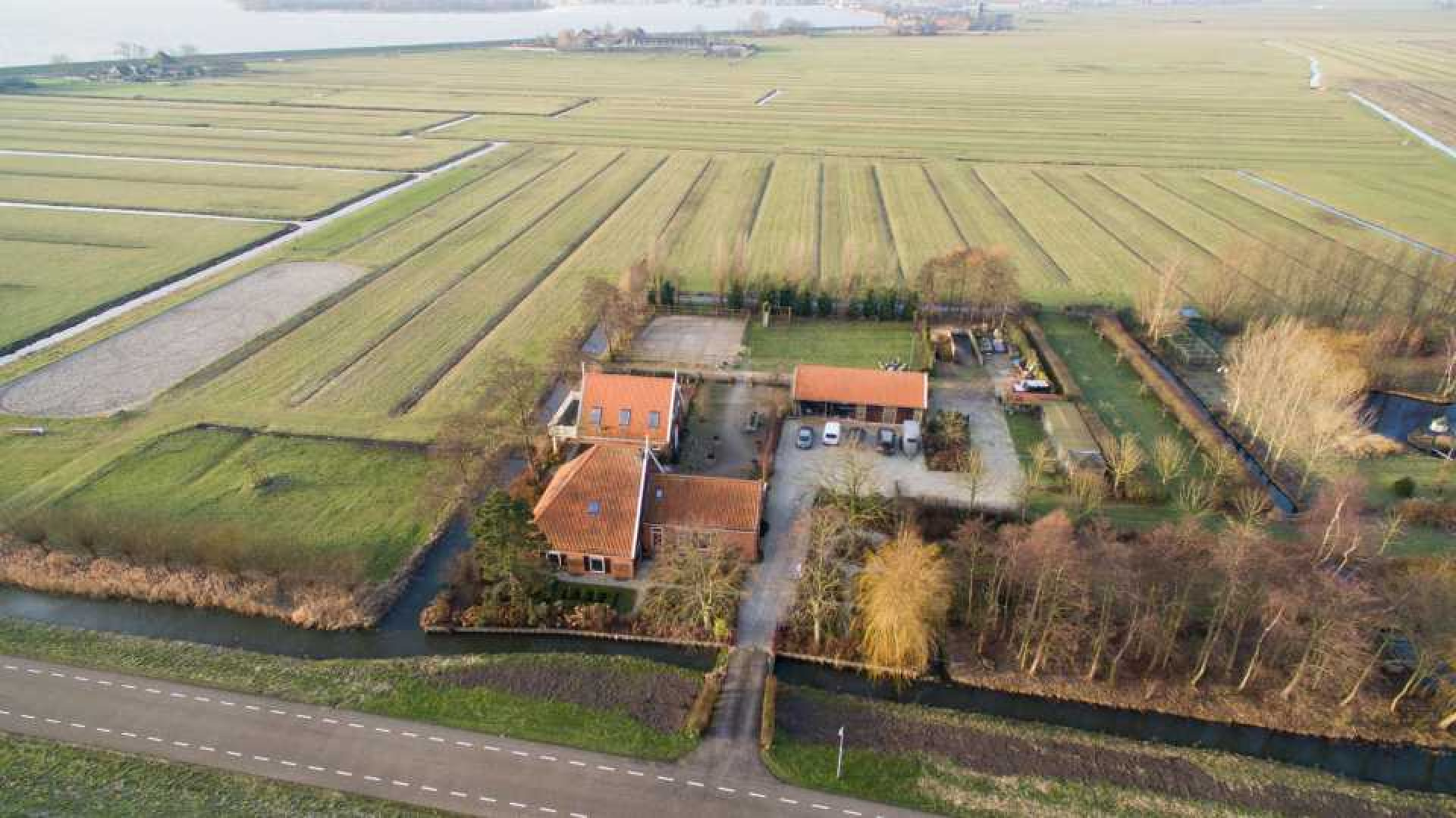 Oud SBS baas zet zijn luxe woonboerderij te koop. Zie foto's 1