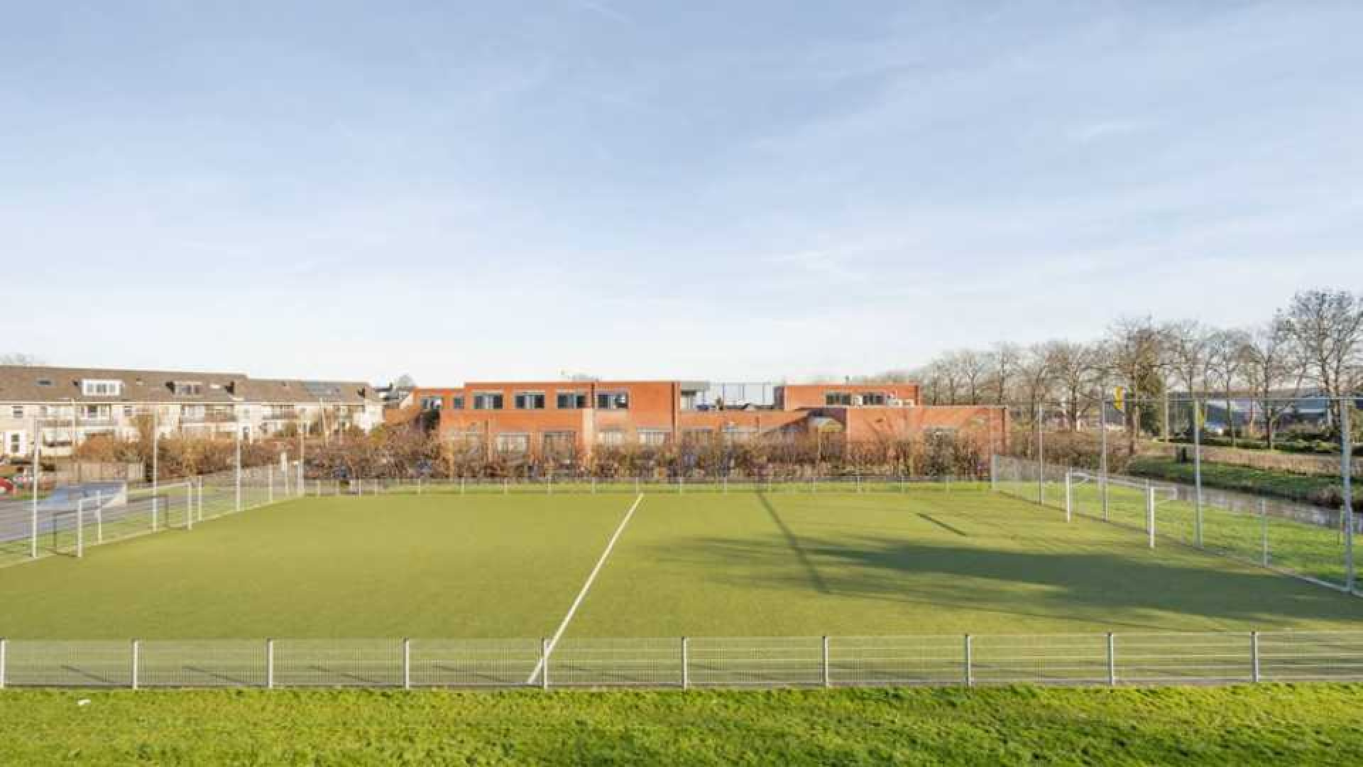 Feijenoord speler Rick Karsdorp koopt tweekamer appartement. Zie foto's 14