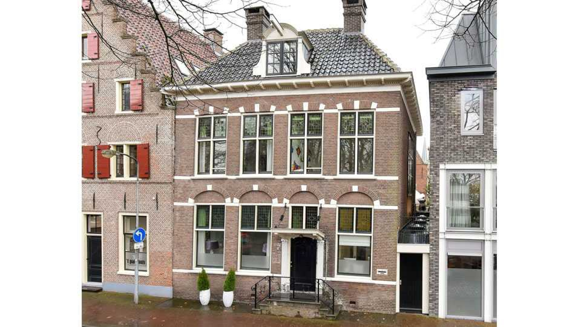 Sonja Bakker zet haar monumentale pand in Hoorn te koop. Zie foto's 1